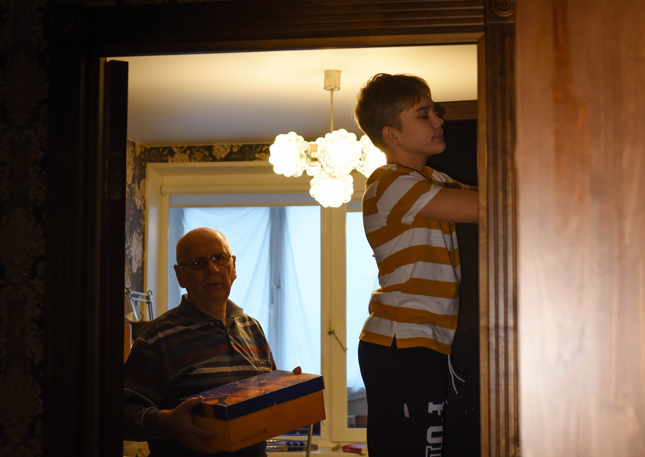 Семейная домашняя съемка. Внук с бабушкой и дедушкой. Предновогодняя история. Женский и семейный фотограф Людмила Богачкина