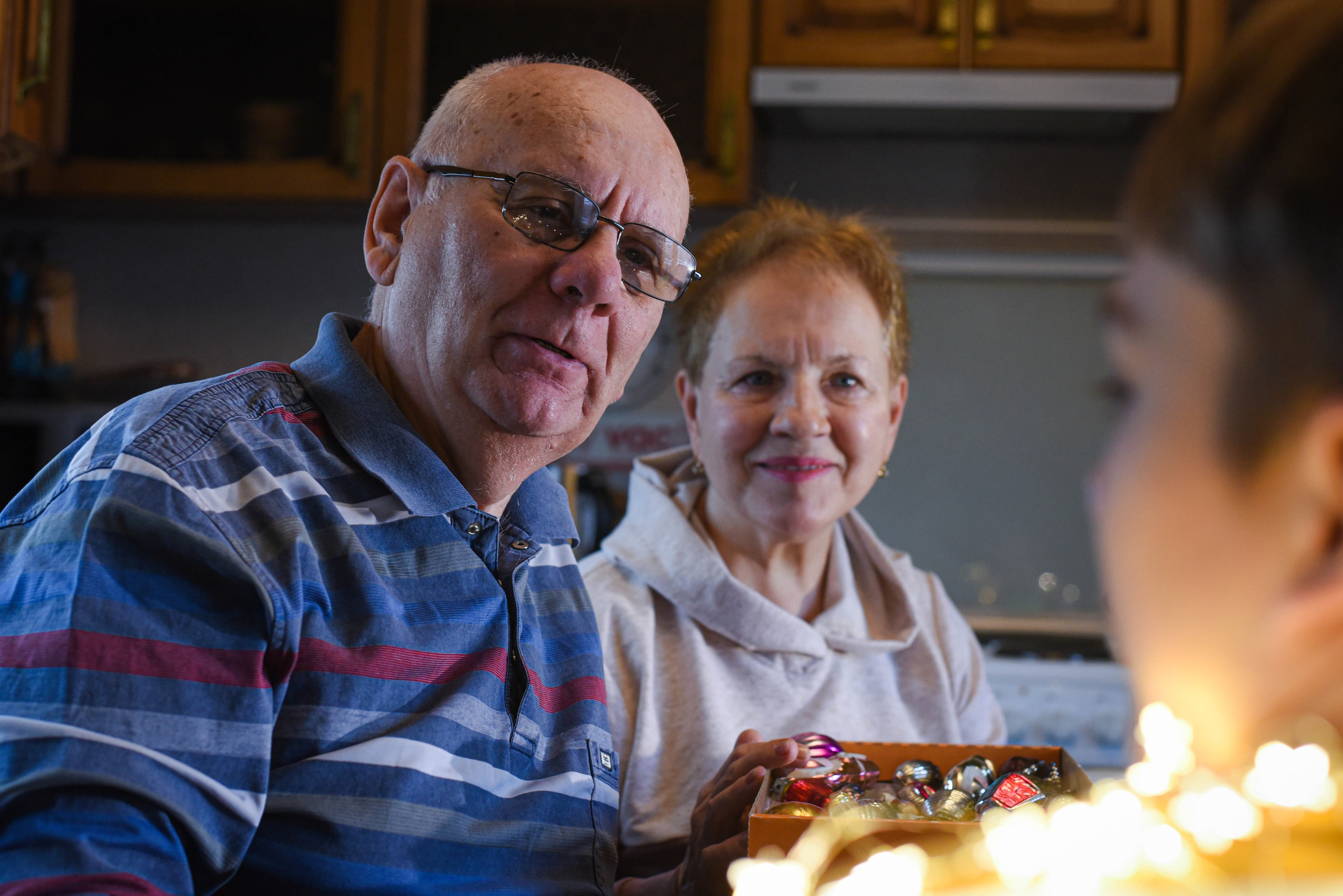 Семейная домашняя съемка. Внук с бабушкой и дедушкой. Предновогодняя история. Женский и семейный фотограф Людмила Богачкина