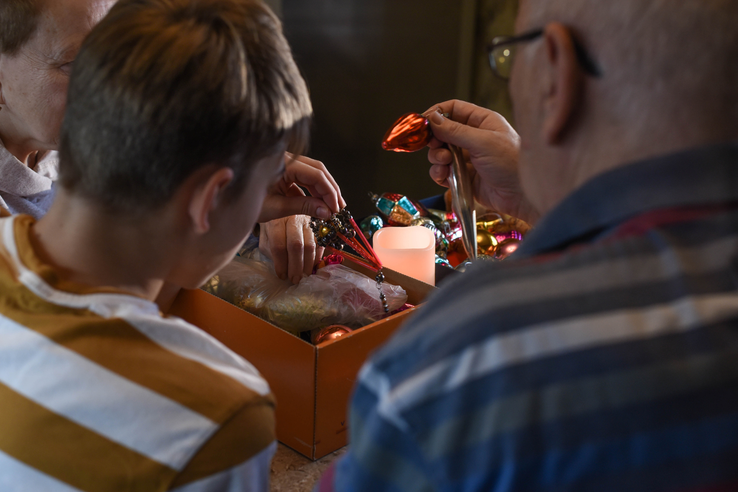 Семейная домашняя съемка. Внук с бабушкой и дедушкой. Предновогодняя история. Женский и семейный фотограф Людмила Богачкина