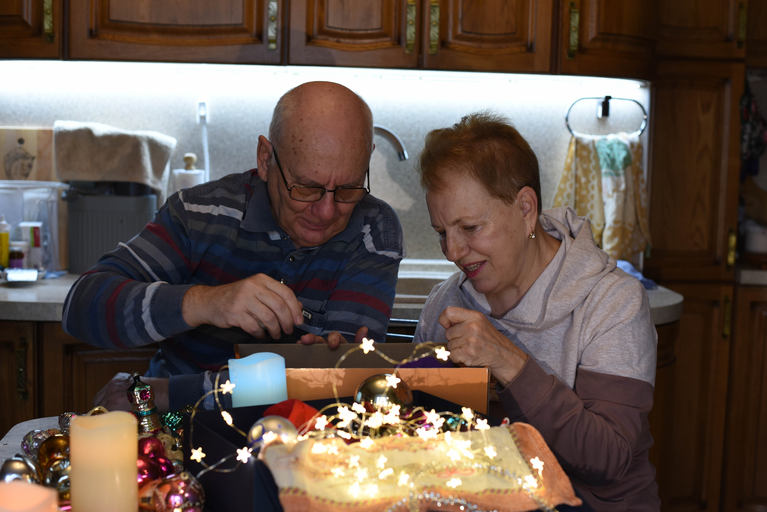 Семейная домашняя съемка. Внук с бабушкой и дедушкой. Предновогодняя история. Женский и семейный фотограф Людмила Богачкина