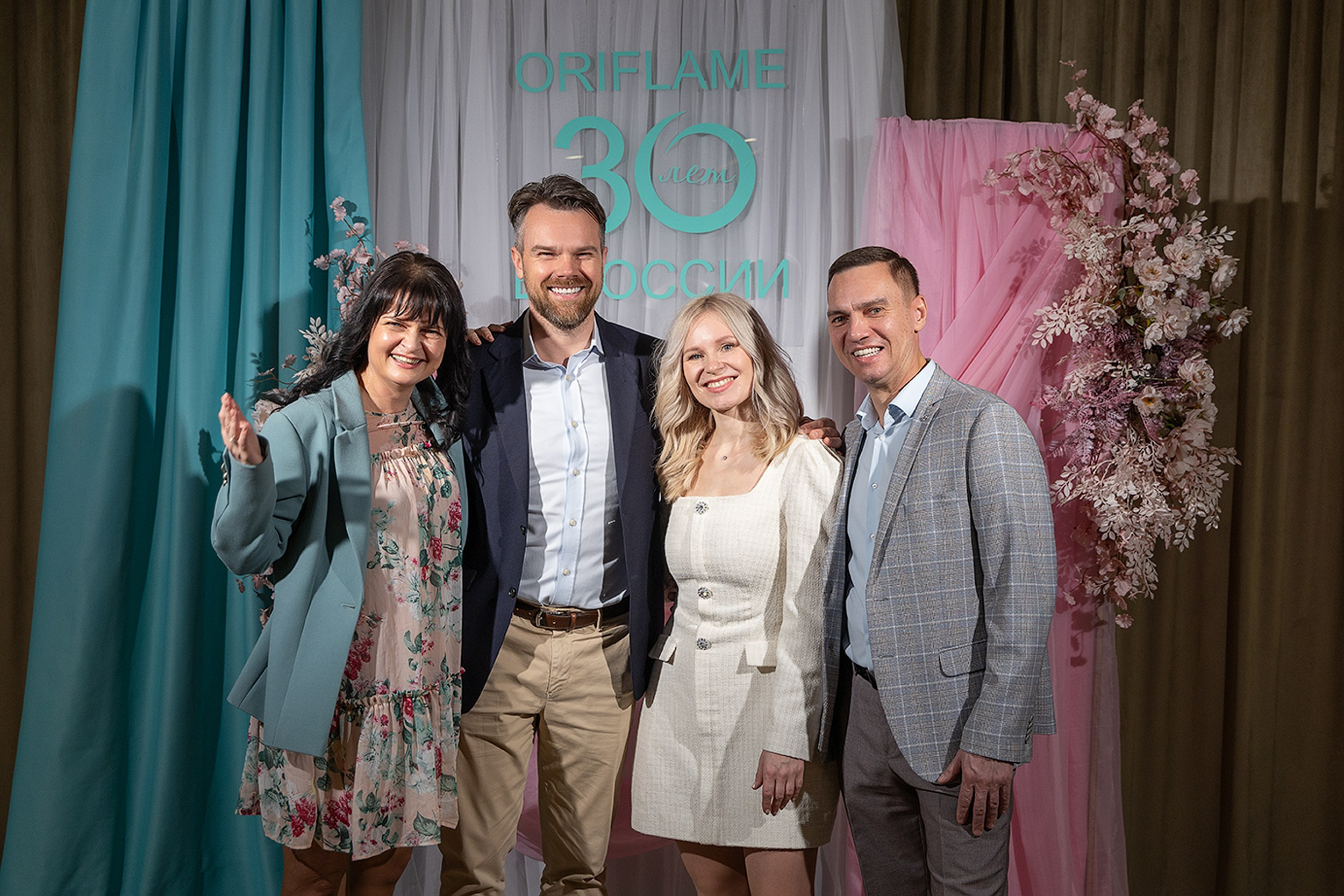 Постановочная фотосъемка у банера на мероприятии