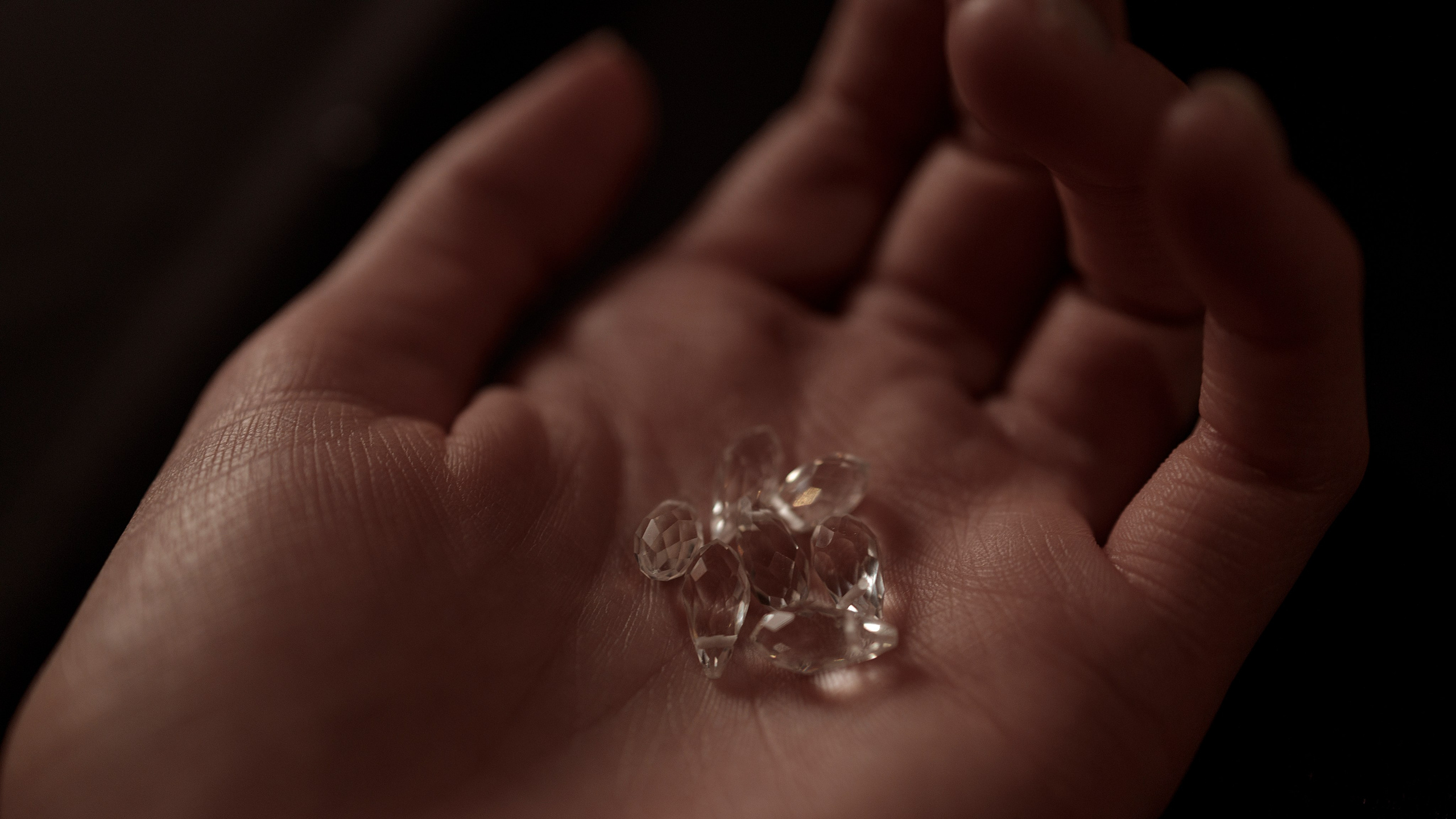 Застывшие слёзы на ладони