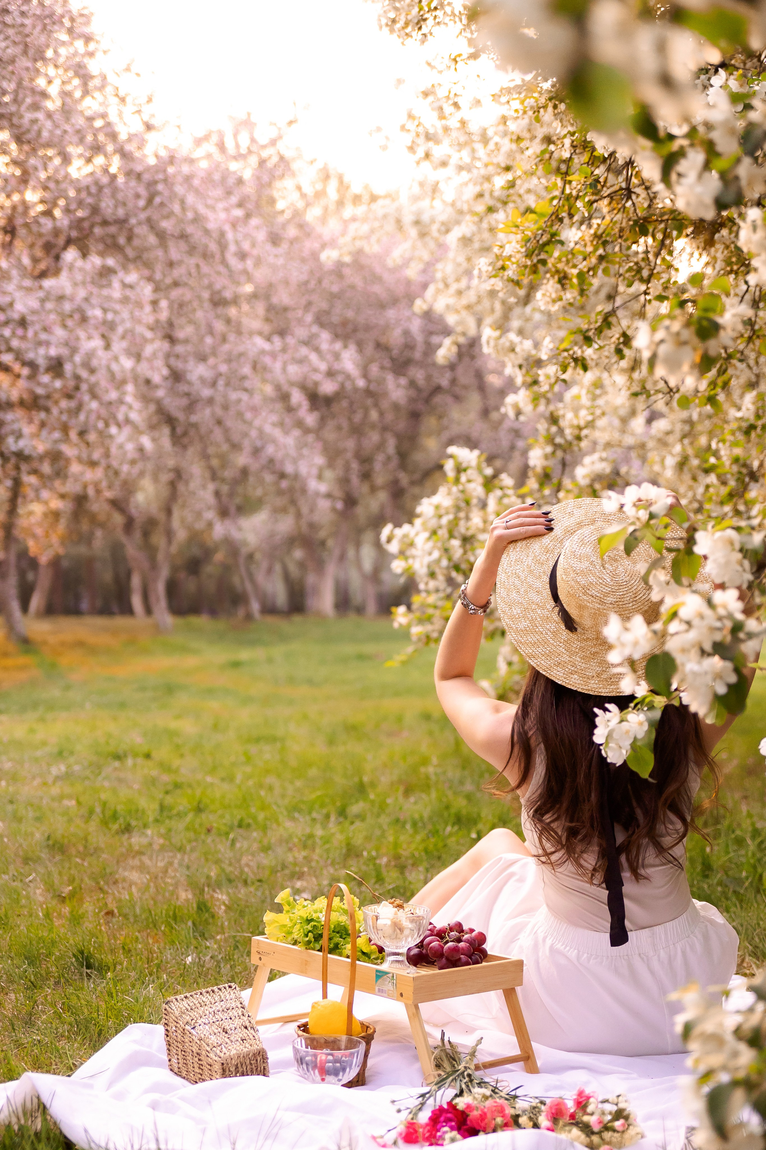 Женская съёмка в цветущих яблонях. Екатеринбург. Свадебный, семейный фотограф, контент съёмка. Екатеринбург. Елена Граф