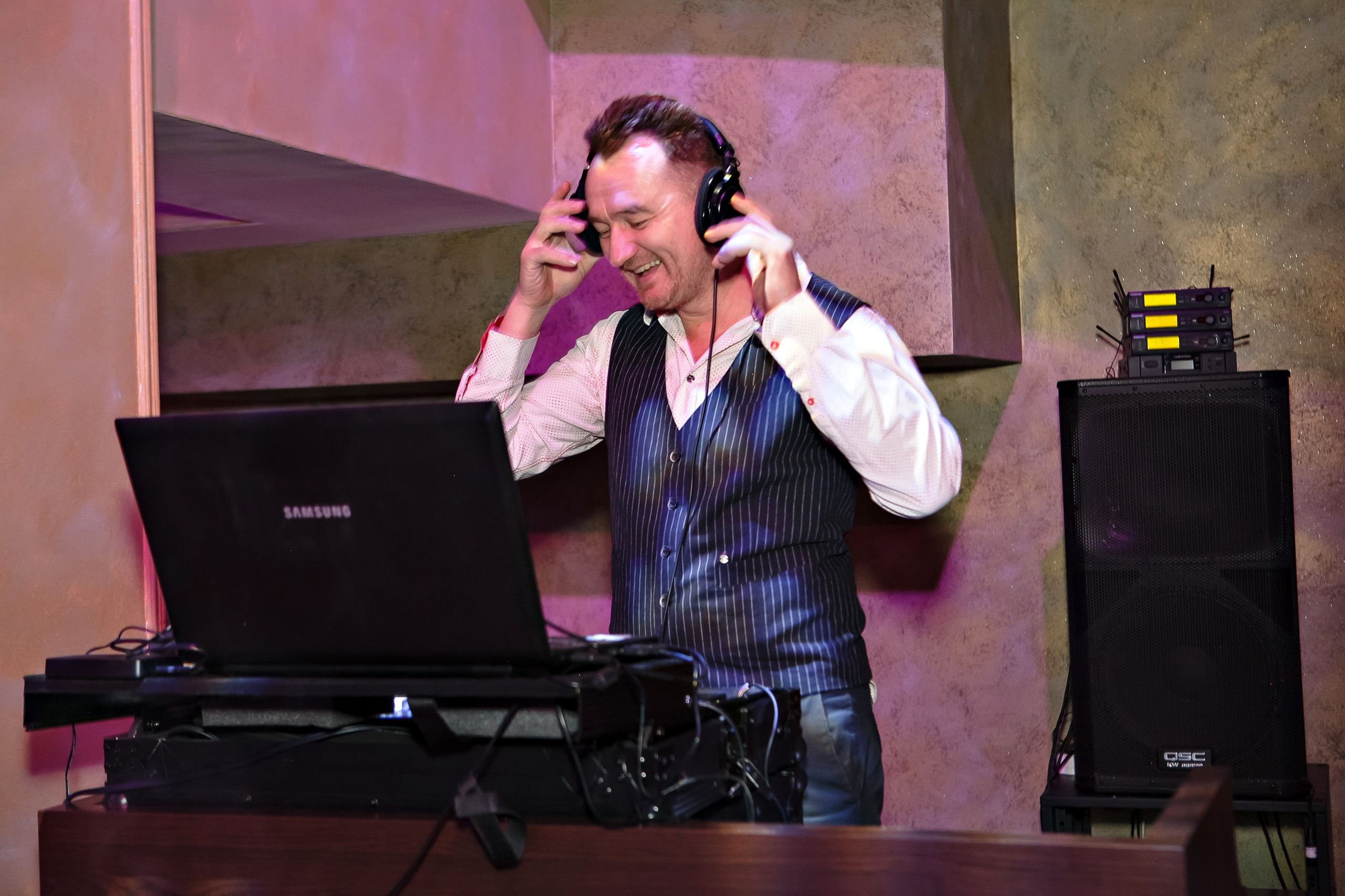 Познакомьтесь с диджеем Сергея Рябинина. Один из лучших event dj город. Ведущий на свадьбу, корпоратив и юбилей в Москве Сергей Рябинин
