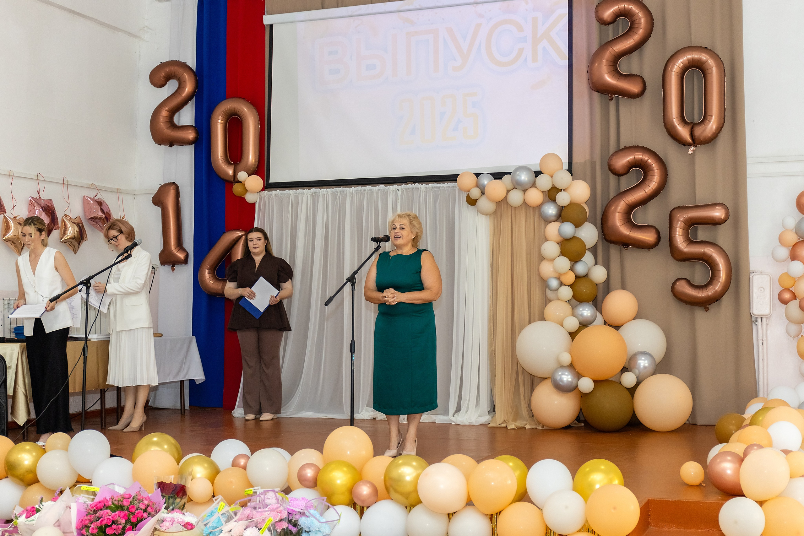 Выпускной. Школа 22, 11 класс. Стильный выпускной альбом Владивосток фотограф Вероника Мигачева