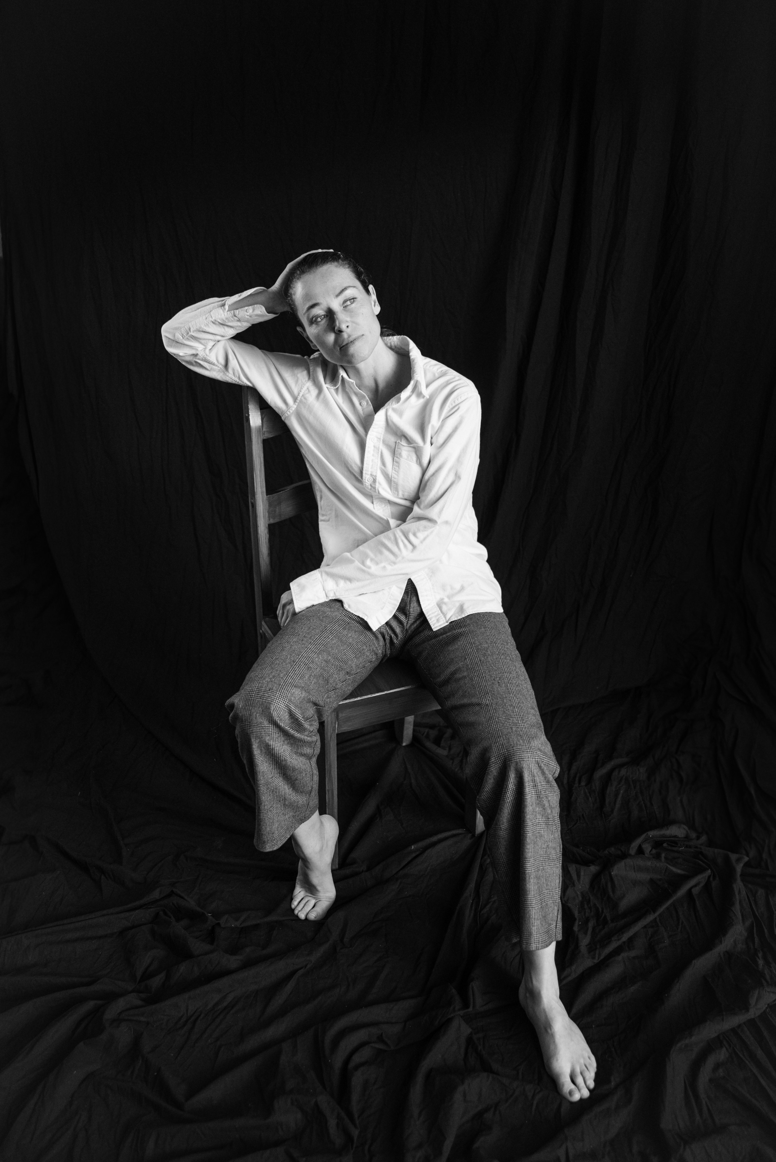 model portfolio photoshoot in london - female model in black and white