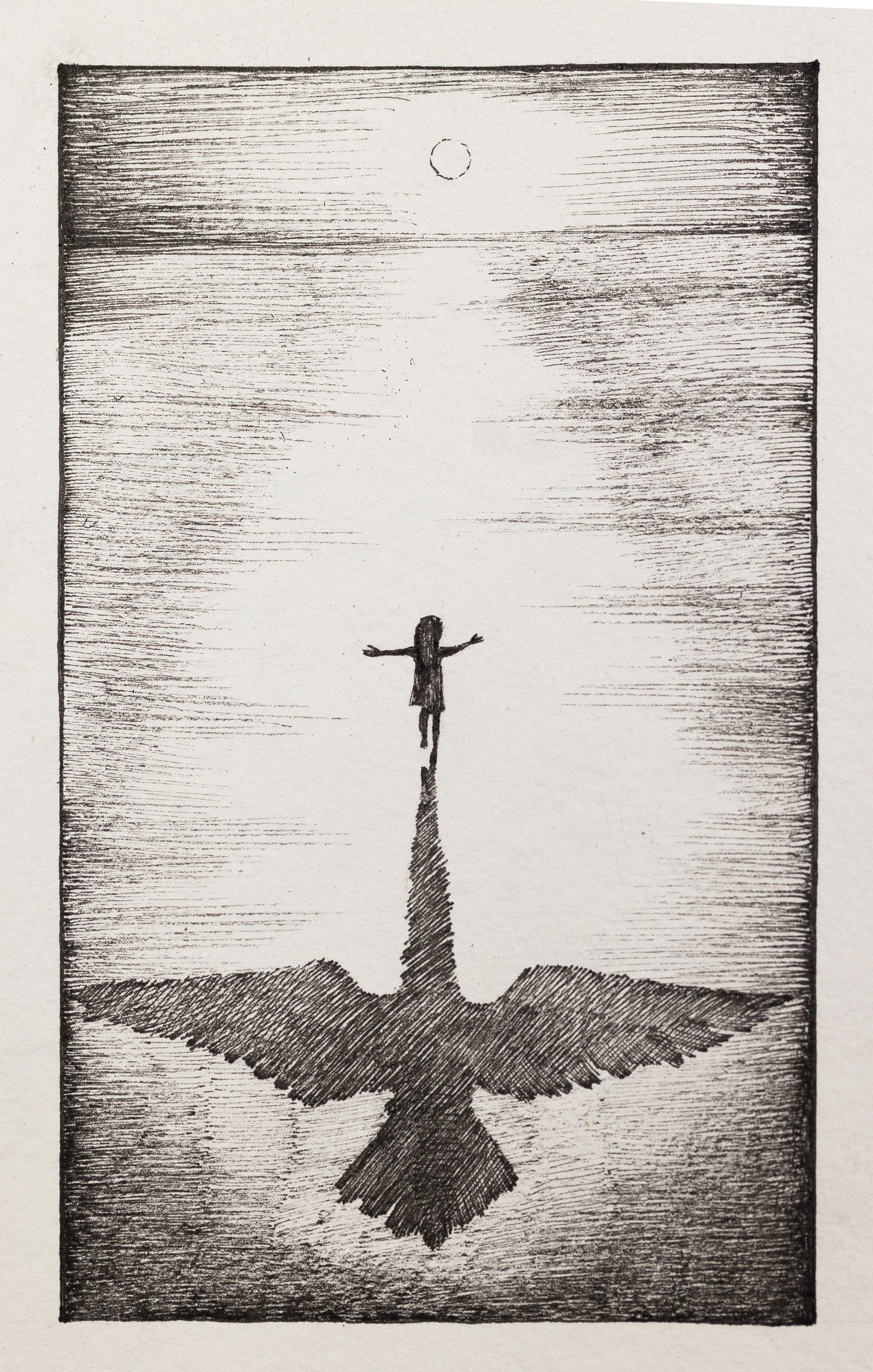 Встреча с Тенью. Маленький ребеное бежит с раскинутыми руками. Под ней — огромная тень птицы с расправленными крыльями. Небо пустое, восход солнца. Тишина. Пространство почти бесконечно.🖤 Тень: Это момент осознания собственной силы, которую раньше боялись. Иногда мы воспринимаем свою тень как угрозу: агрессию, амбицию, сексуальность, власть, яркость. Но тень — не только страх. Это подавленный потенциал. Человек может ощущать:— «я слишком маленький»— «я не готов»— «я не справлюсь» А под ним уже лежит нечто огромное. Опасность здесь — испугаться собственного масштаба и снова уменьшиться. Тень — это не враг. Это размах крыльев, который ещё не освоен. Принятие своей силы не делает человека чудовищем. Оно делает его целым. Когда фигура не убегает от тени, она понимает: крылья принадлежат ей. Полная версия и практическая работа по исцелению в колоде. стоимость постера 3000р