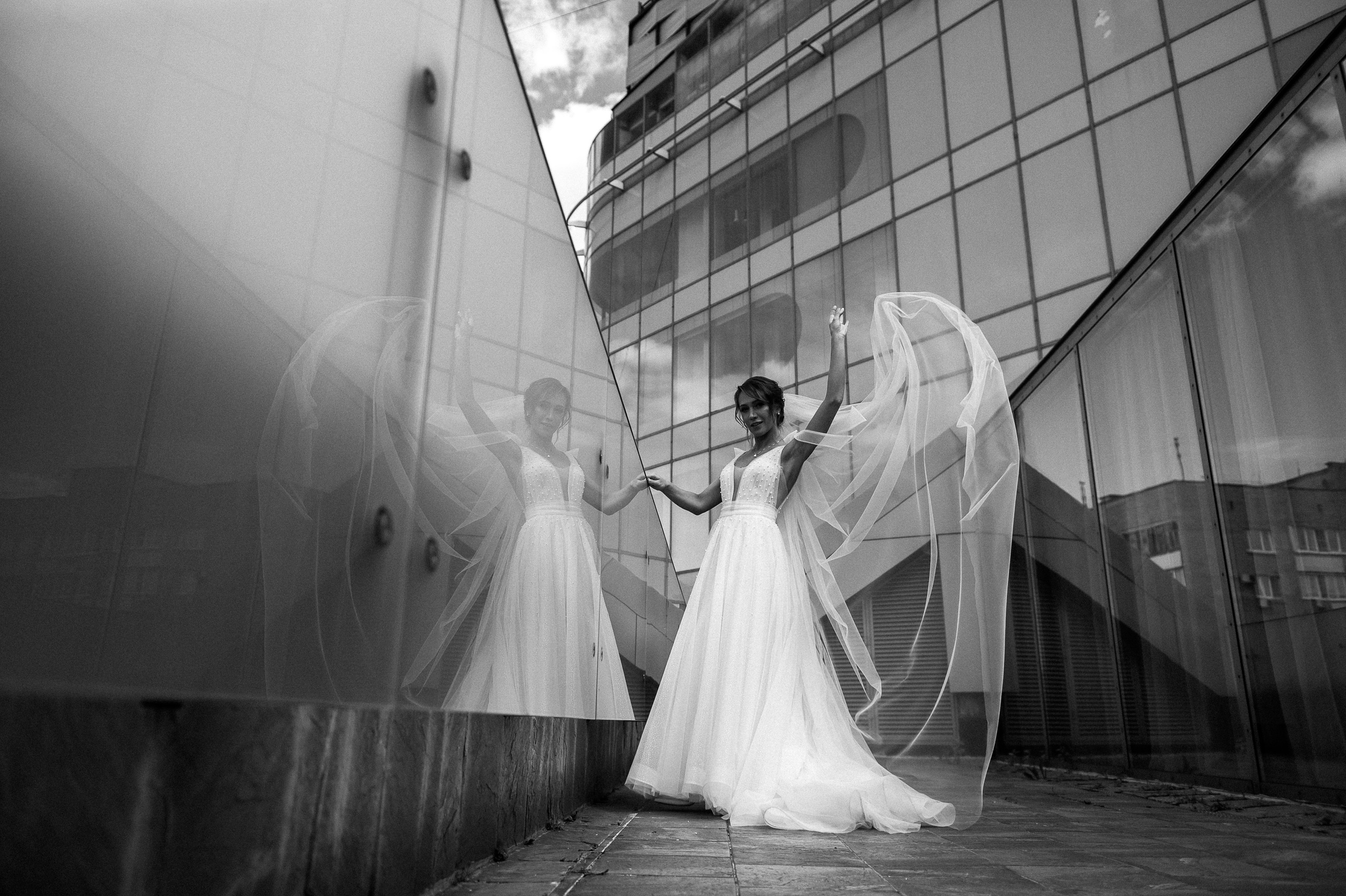 Невеста на балконе в отеле