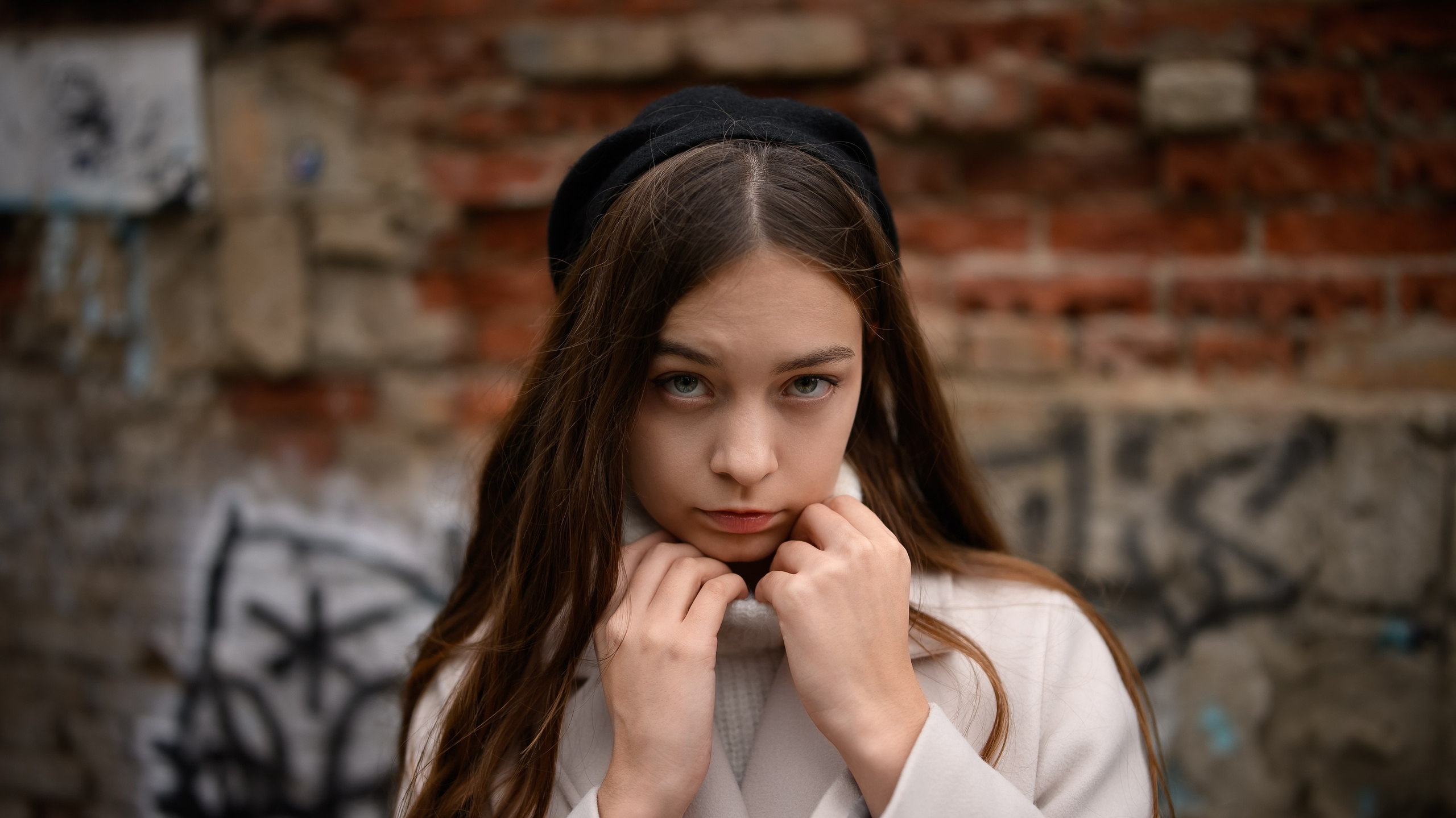 Девушка в белом пальто позирует в парке Казани, осенняя фотосессия