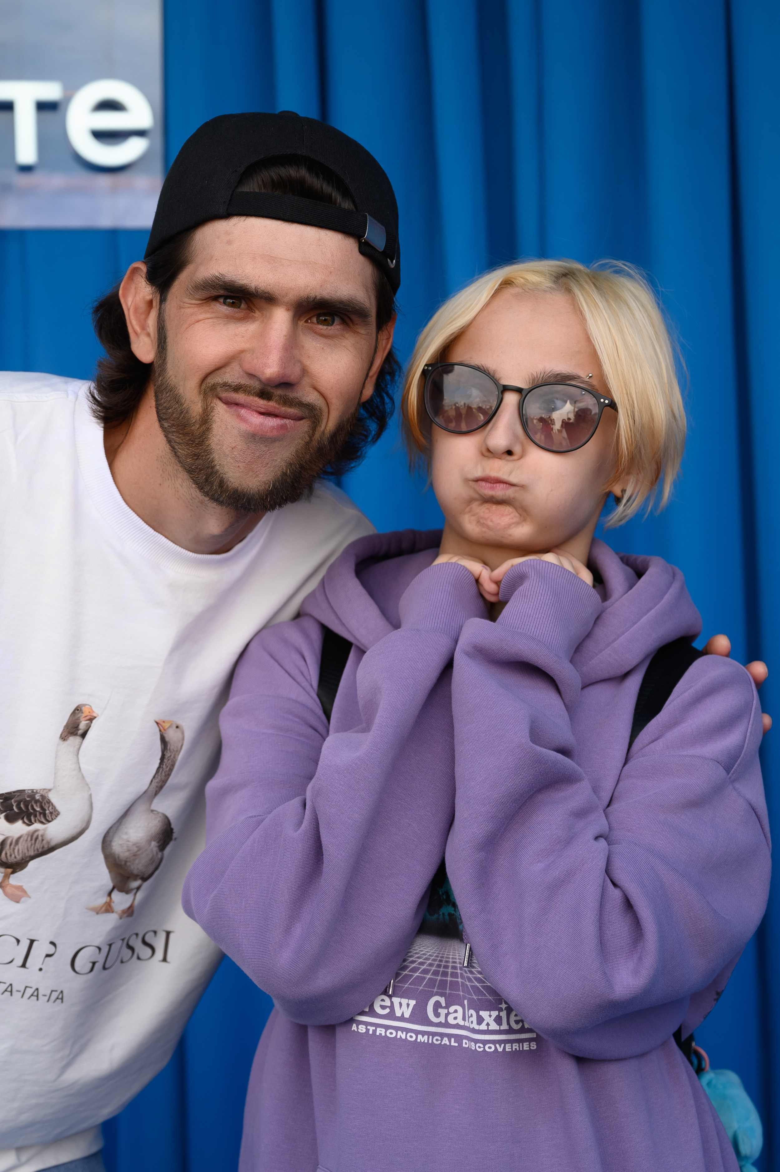 Фото фанатки с видеоблогером на стенде VK Сообщества фестиваля VK Fest в Казани