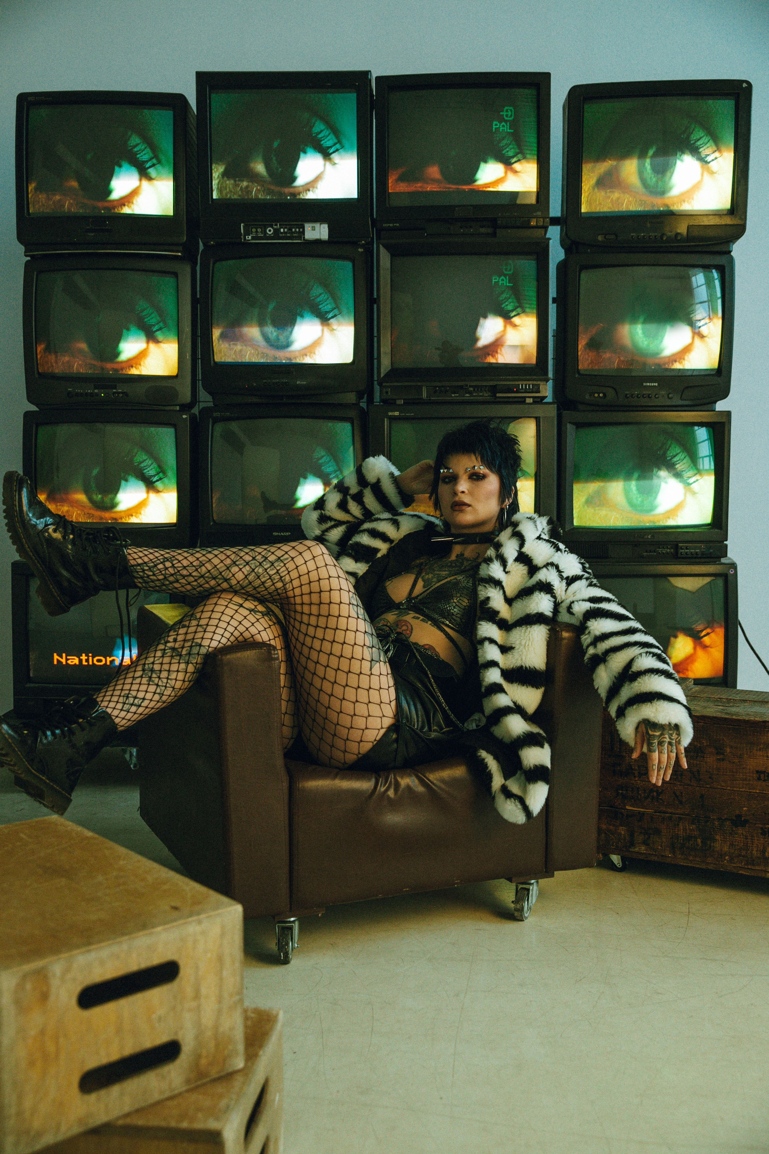 Фотосессия в студии с телевизорами. Свадебный фотограф в Москве Элина Ларченкова. Фото, которые цепляют