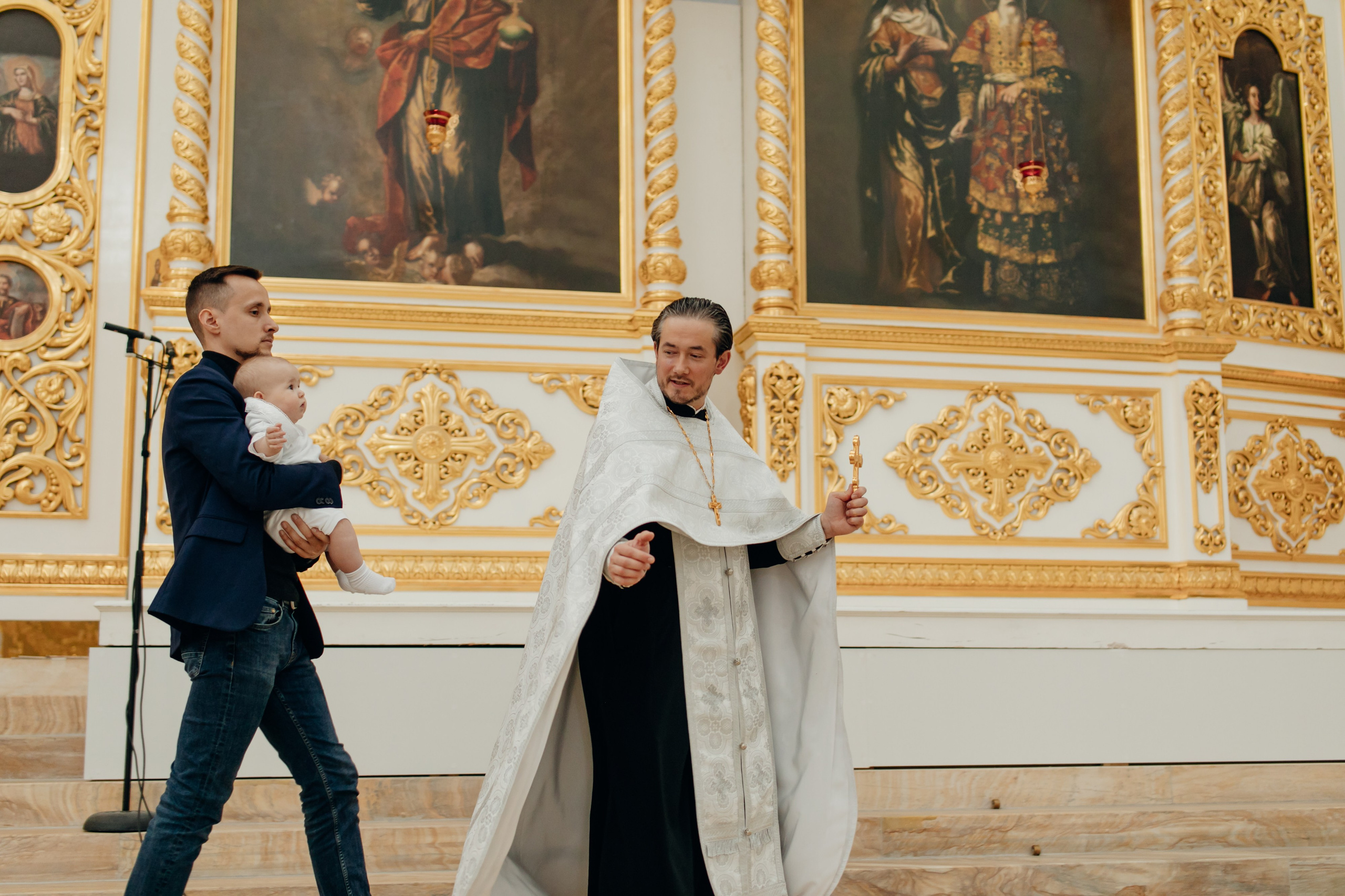 Крещение ребенка в Смольном соборе СПб. Фотограф крещение венчание в Петербурге! Помогает подобрать храм и посоветовал душевного батюшку в СПб