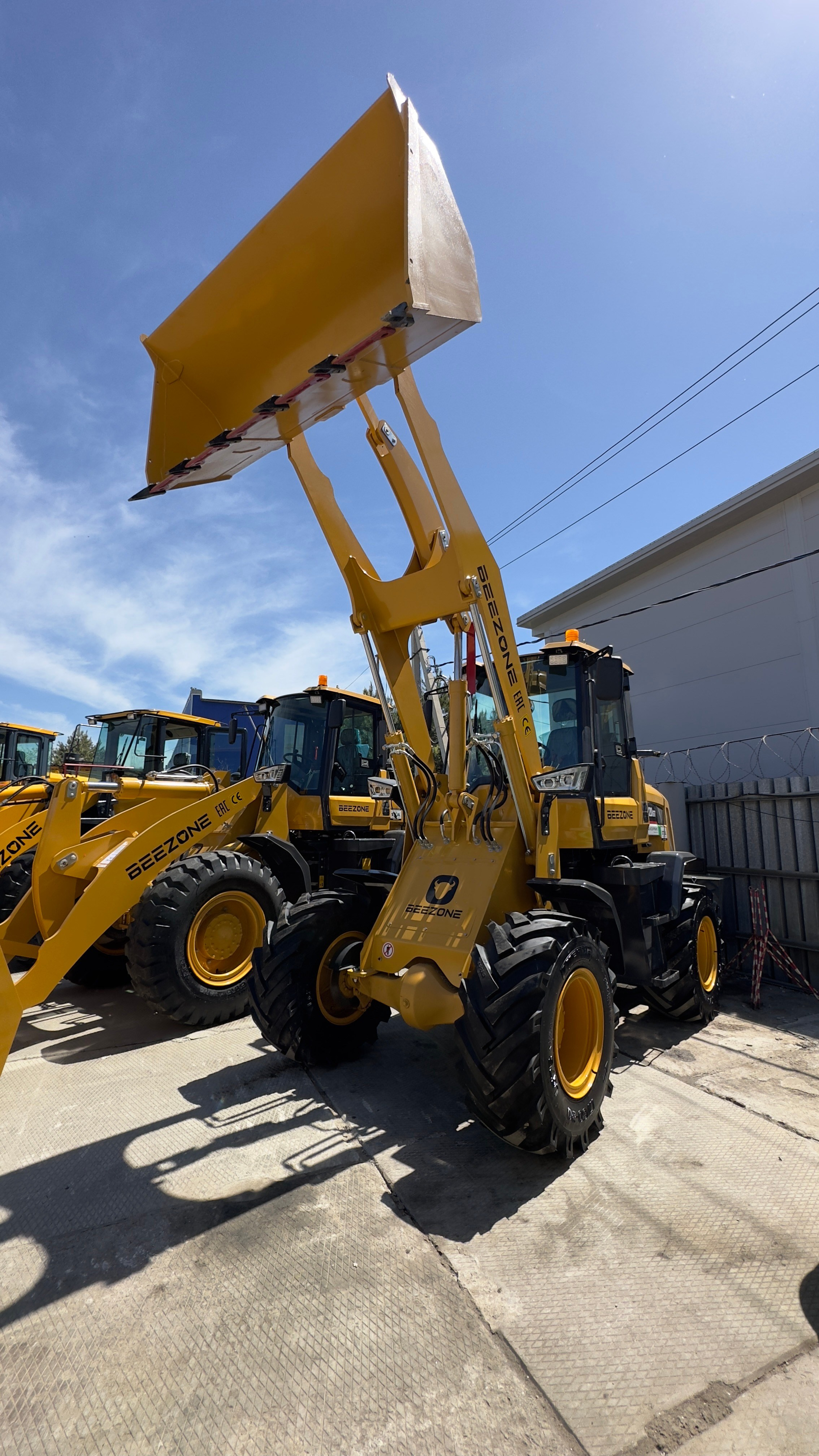 Фото фронт.погр. Beezone 920. Продажа и обслуживание грузовой техники и спецтехники в г. Новосибирск компания СТИ