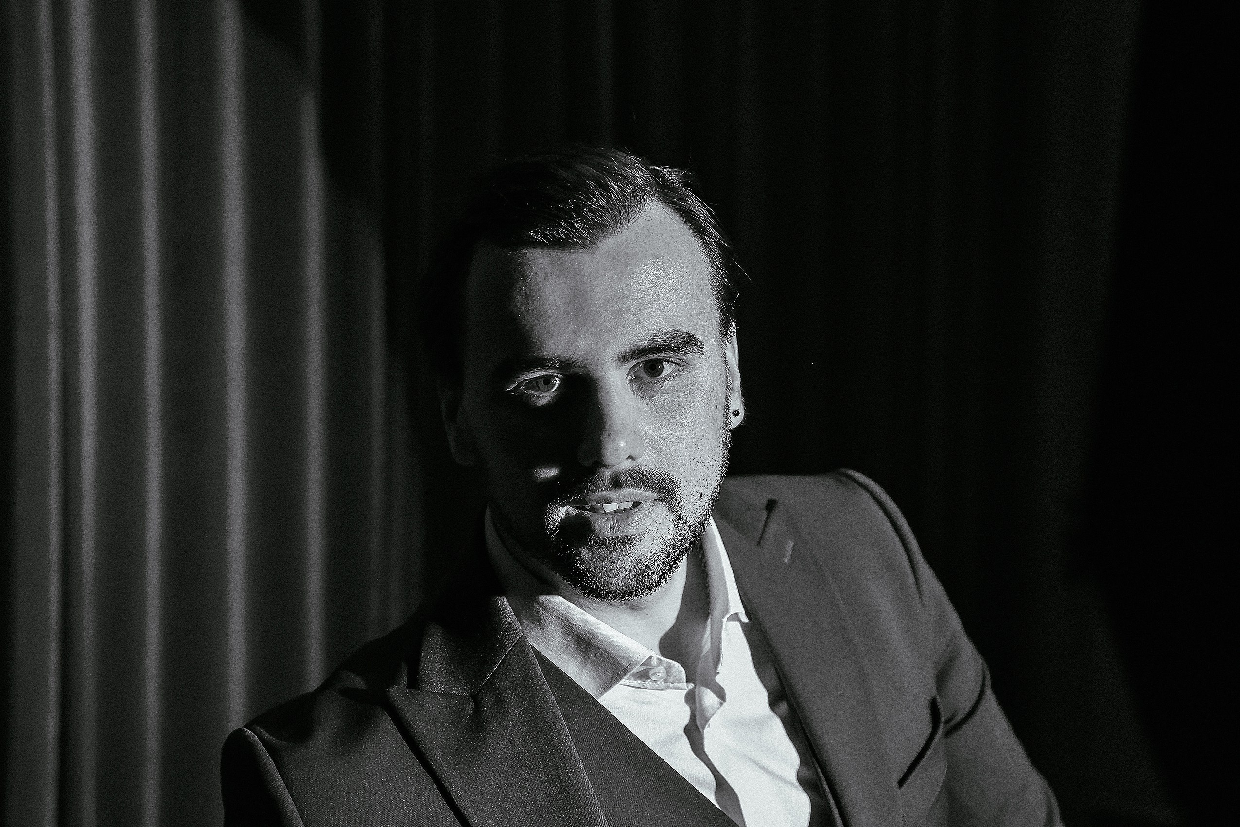 Стильная семейная фотосессия на бархатном фоне в студии. Фотограф Дарья Едапина Новосибирск