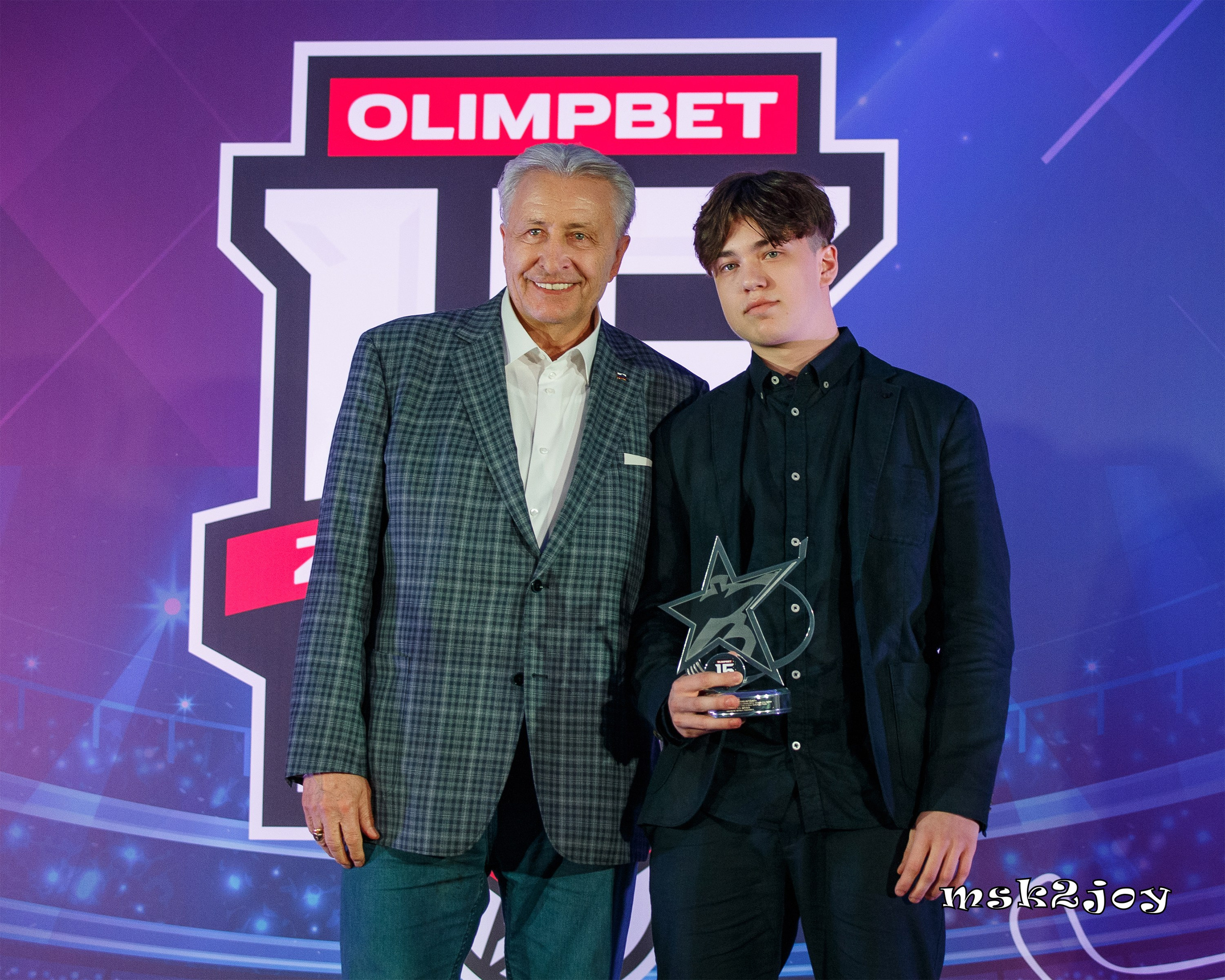 Двукратный олимпийский чемпион, семикратный чемпиона мира, председатель Совета Легенд - нападающий Александр Сергеевич Якушев и Лучший бомбардир регулярного чемпионата МХЛ сезона 2023-2024 Иван Волгин («Амурские Тигры») на церемонии закрытия сезона