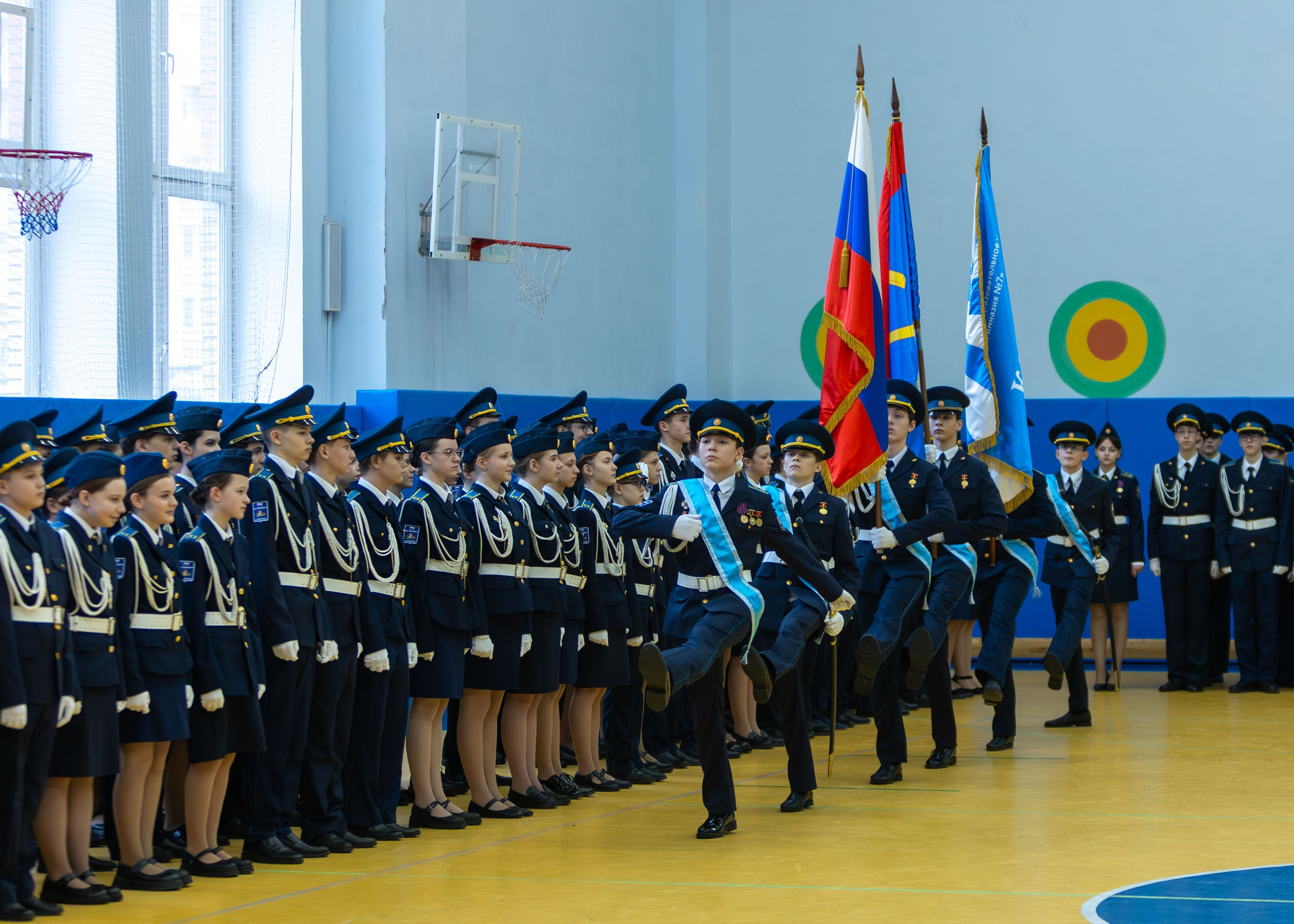 кадеты гимназия №7 Подольск построение со знаменами
