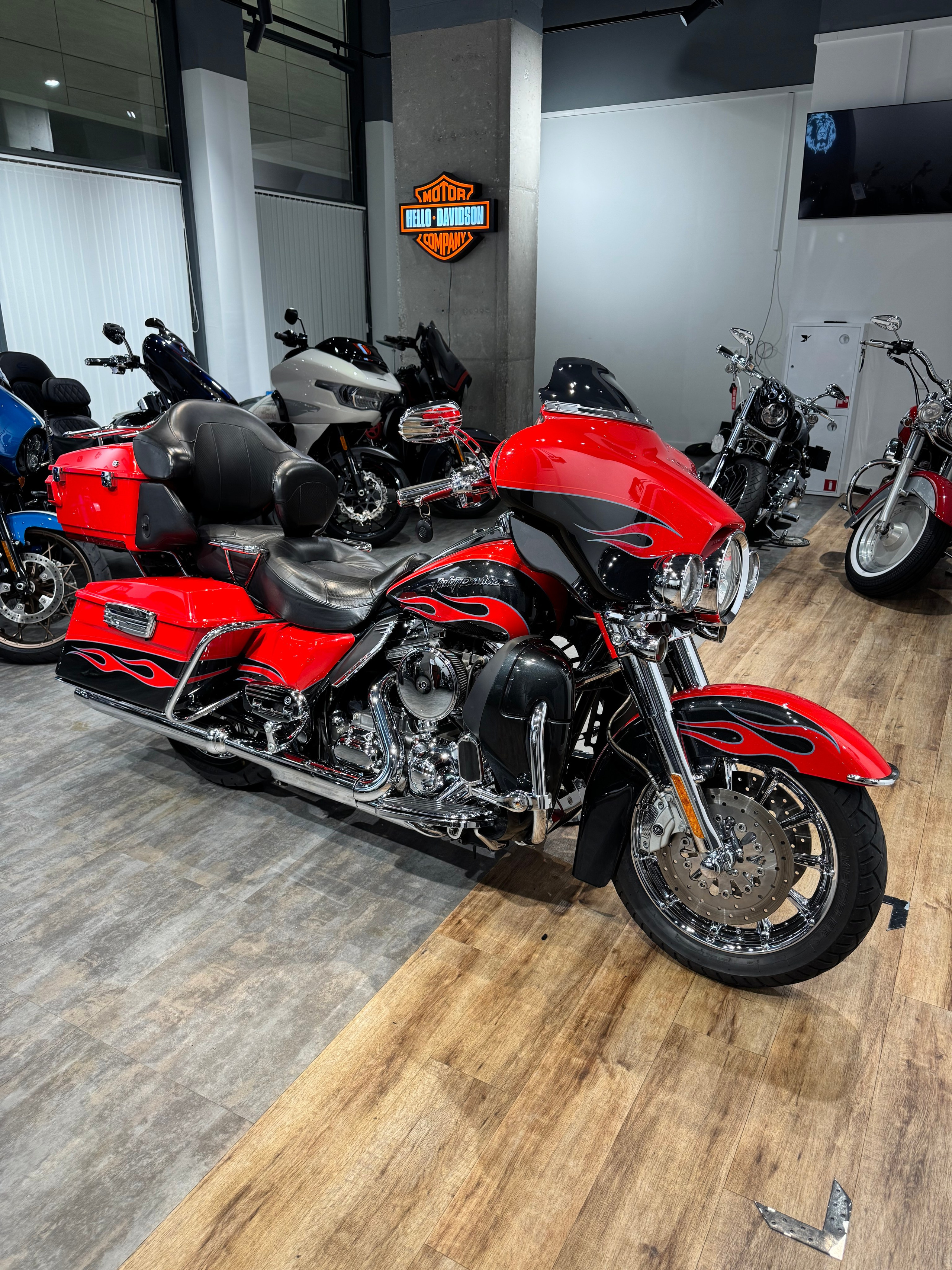 Купить Harley-Davidson 2010 Elеctrа Glidе CVO Limited 110 (Touring) — подробнее на сайте. Hello Davidson, Москва. Только хорошие мотоциклы…