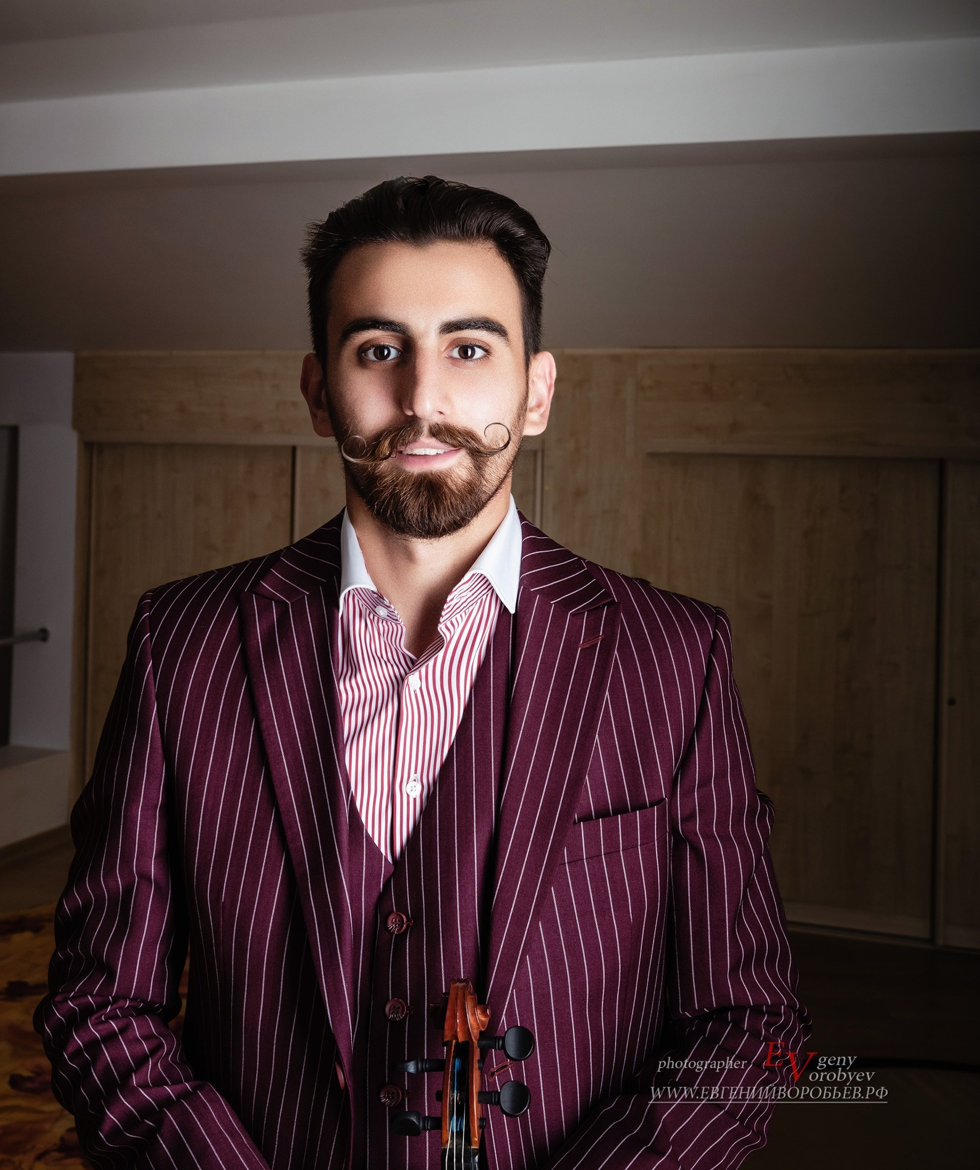 Мужская деловая бизнес фотосессия фотограф Красноярск деловой портрет брутальный стиль мужской ИИ идея место образ костюм пример фото заказать фотосъёмка цена стоимость позы для мужской фотосессии