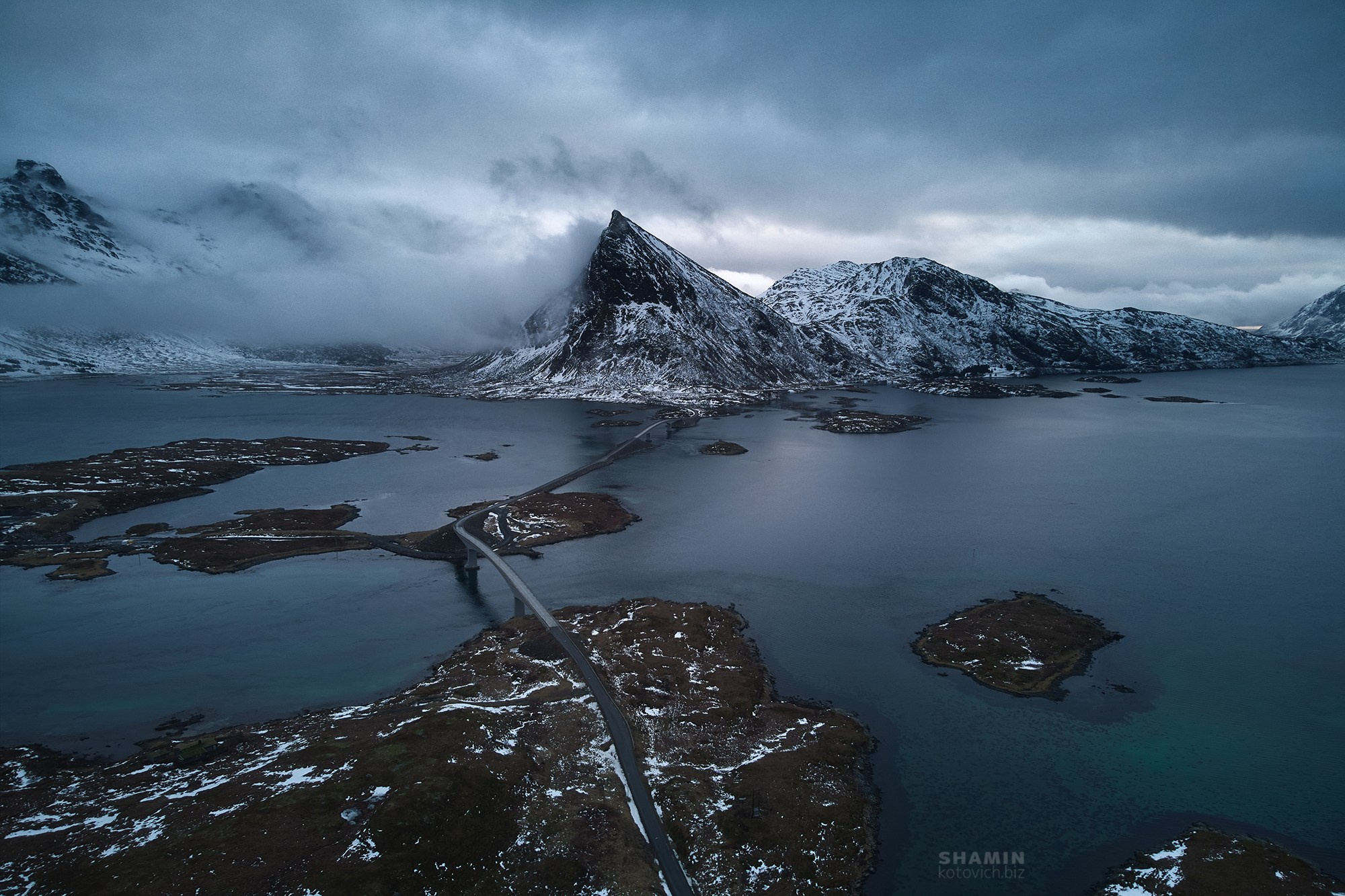 Аэросъёмка пейзажей с дрона — вид с высоты на природу, свет и пространство, запечатлённые в разное время суток.