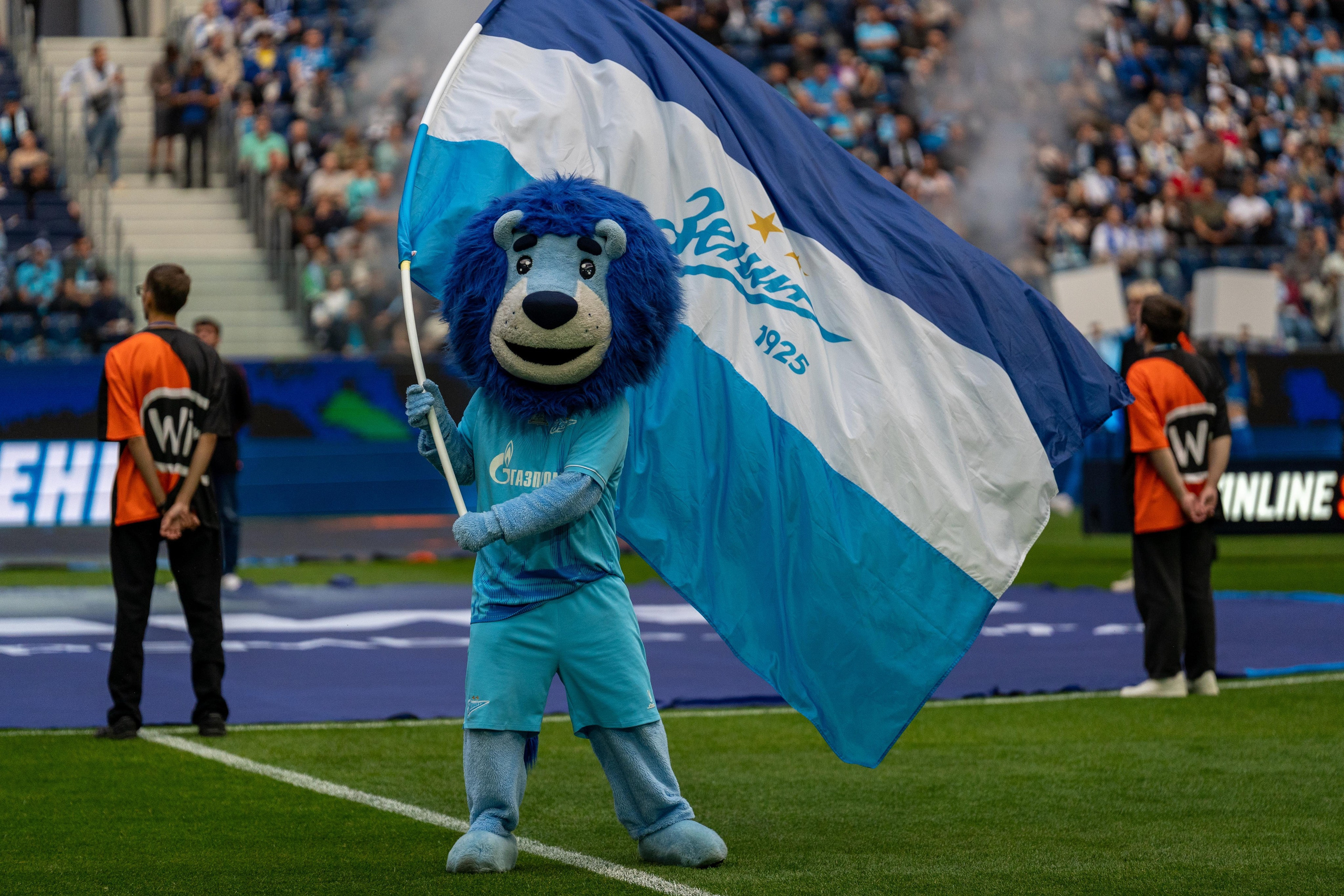 Маскот Зенита с клубным флагом на Газпром Арене, спортивный фотограф Санкт-Петербург