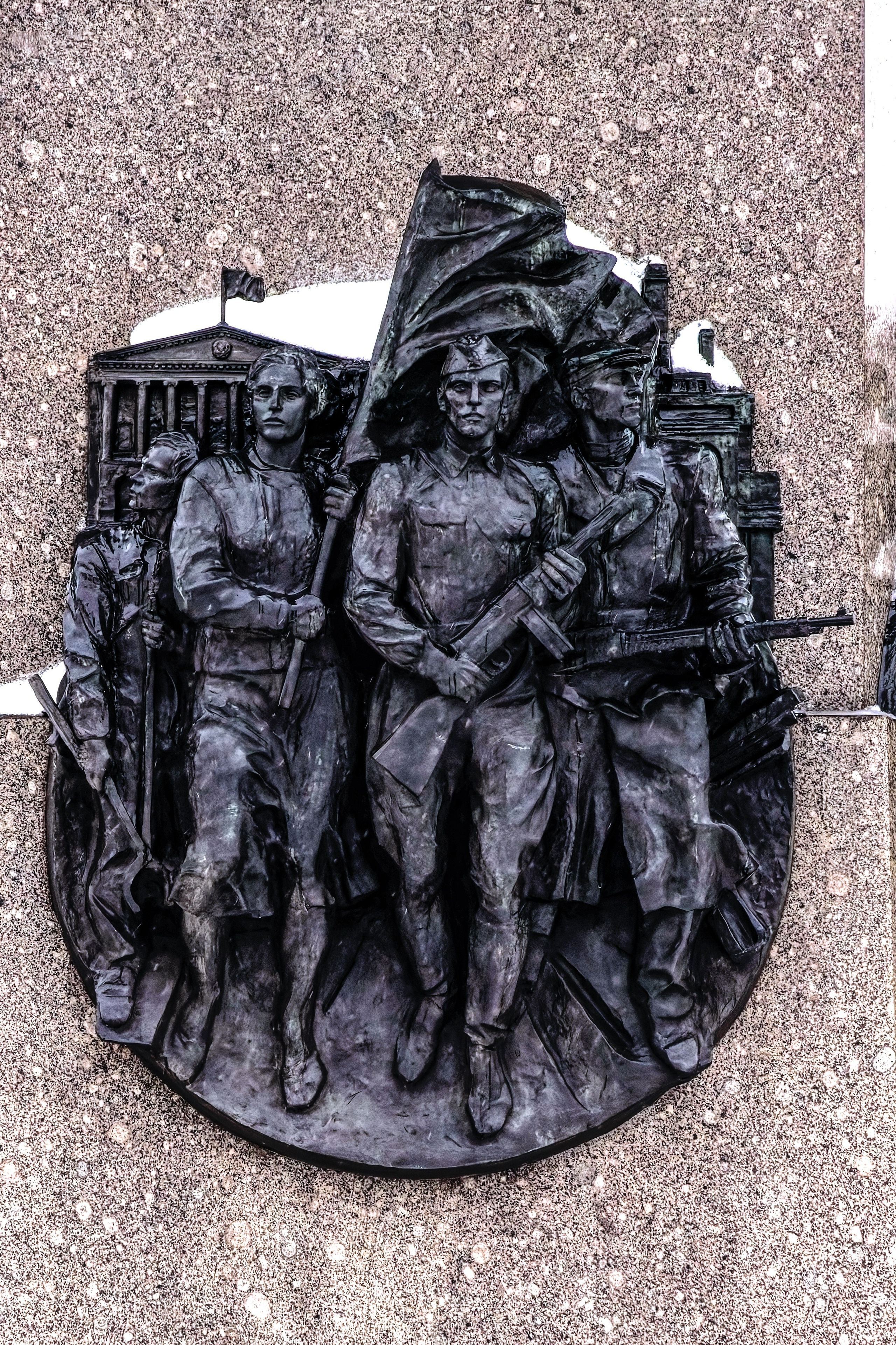 Горельеф «Победа», 1985 год. Скульпторы Альберт Серафимович Чаркин, Валентин Дмитриевич Свешников. Обелиск «Городу‑Герою Ленинграду». Санкт-Петербург, площадь Восстания.