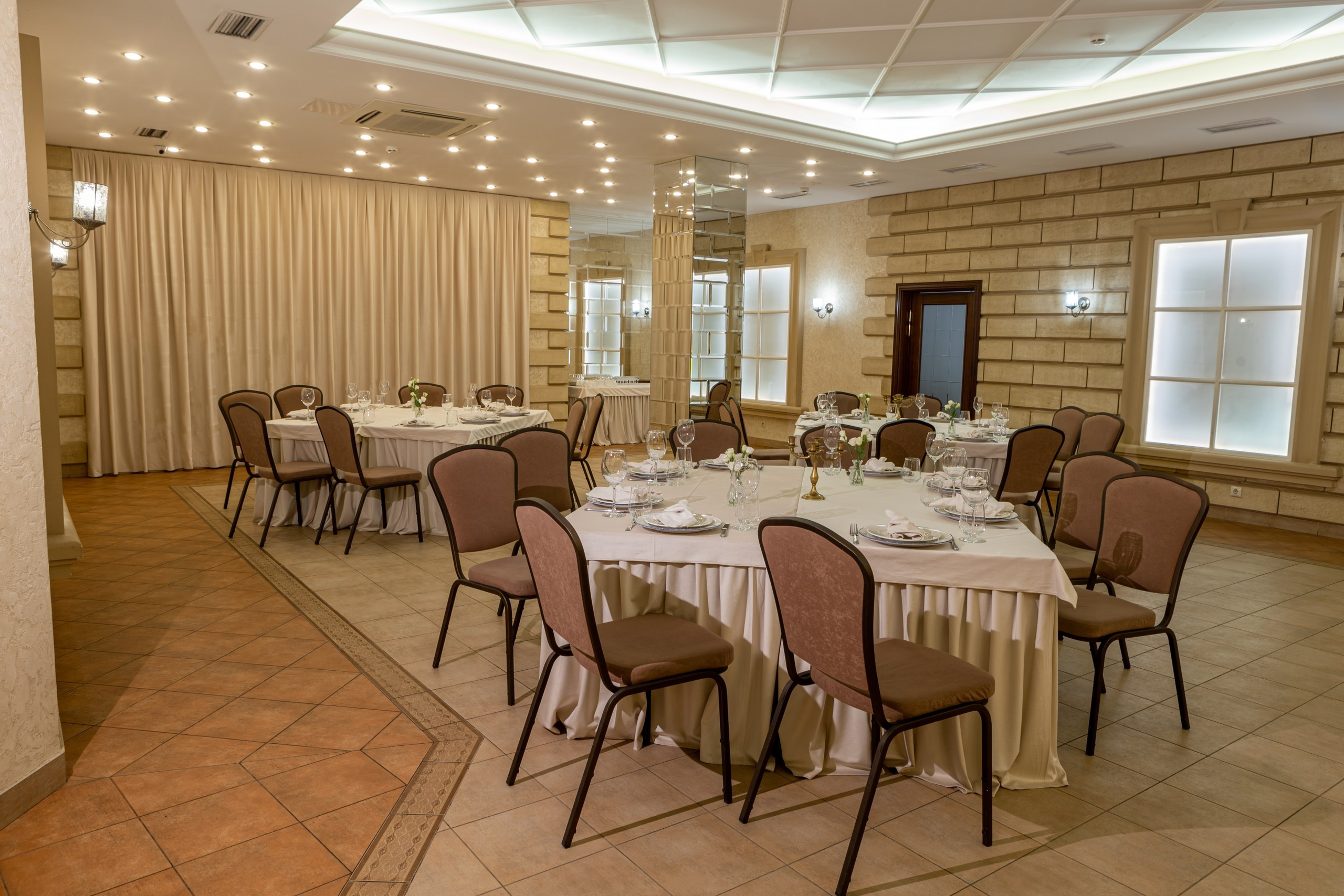 Банкетный зал ресторана Дача. Фотограф в Оренбурге. Профессиональный фотограф