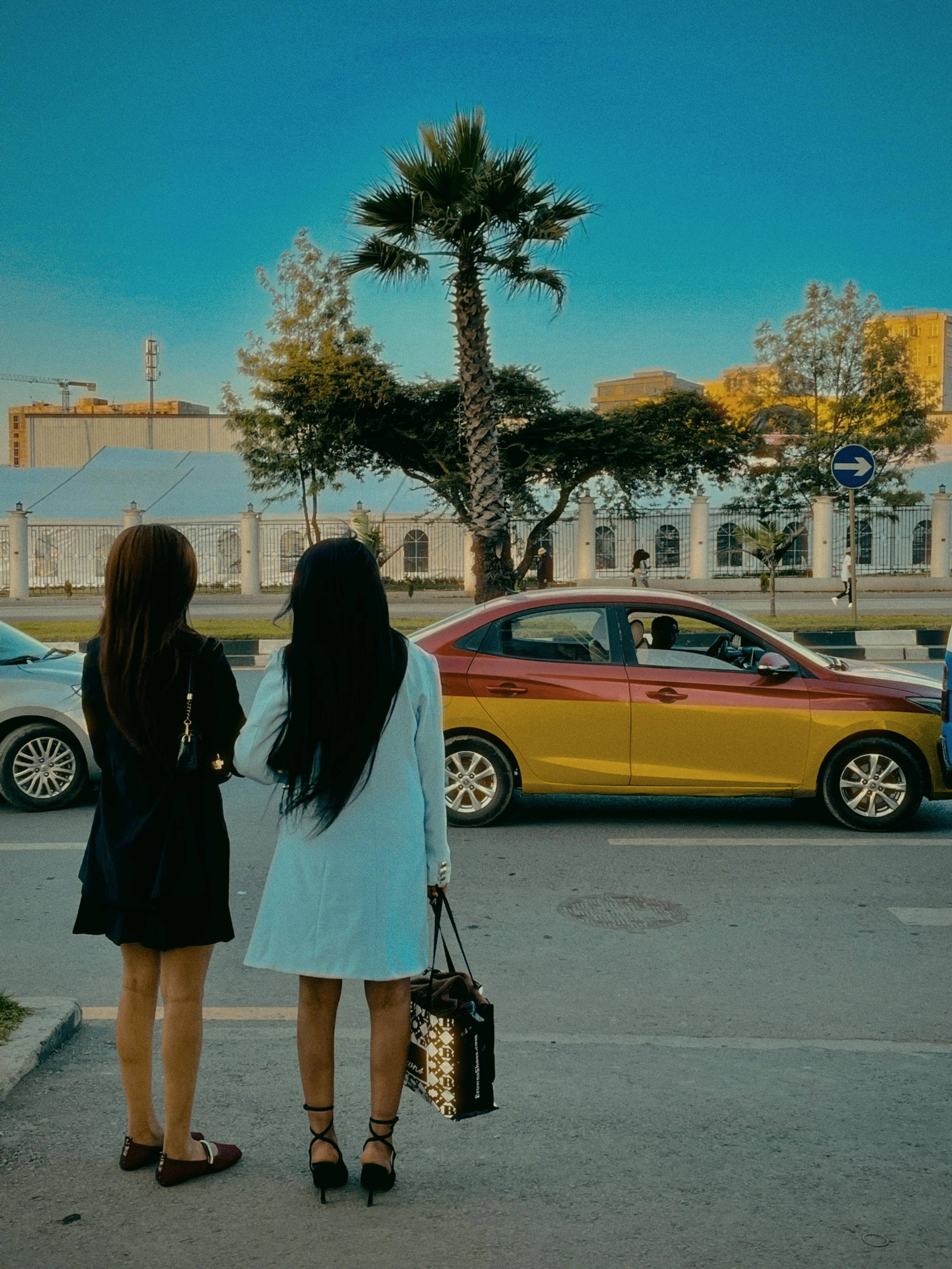 Девушки из Эфиопии ждут автобуса