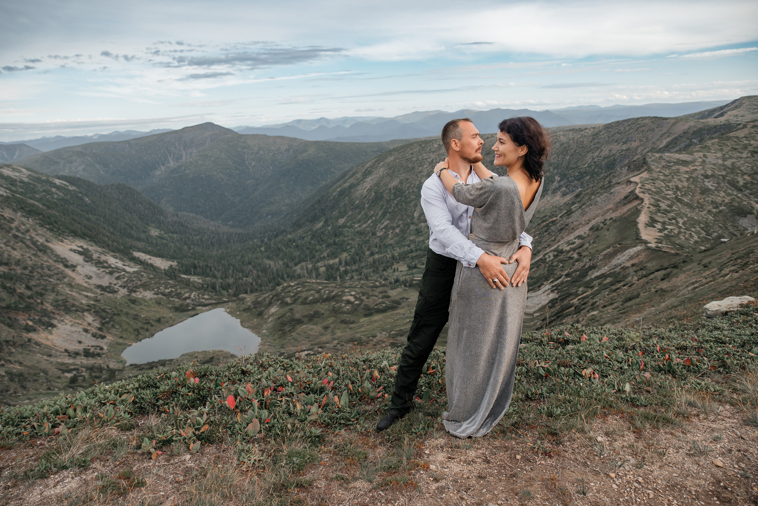 Свадебная фотосессия на Байкале и горах. Семейный и свадебный фотограф в Иркутске Максим Жигалов