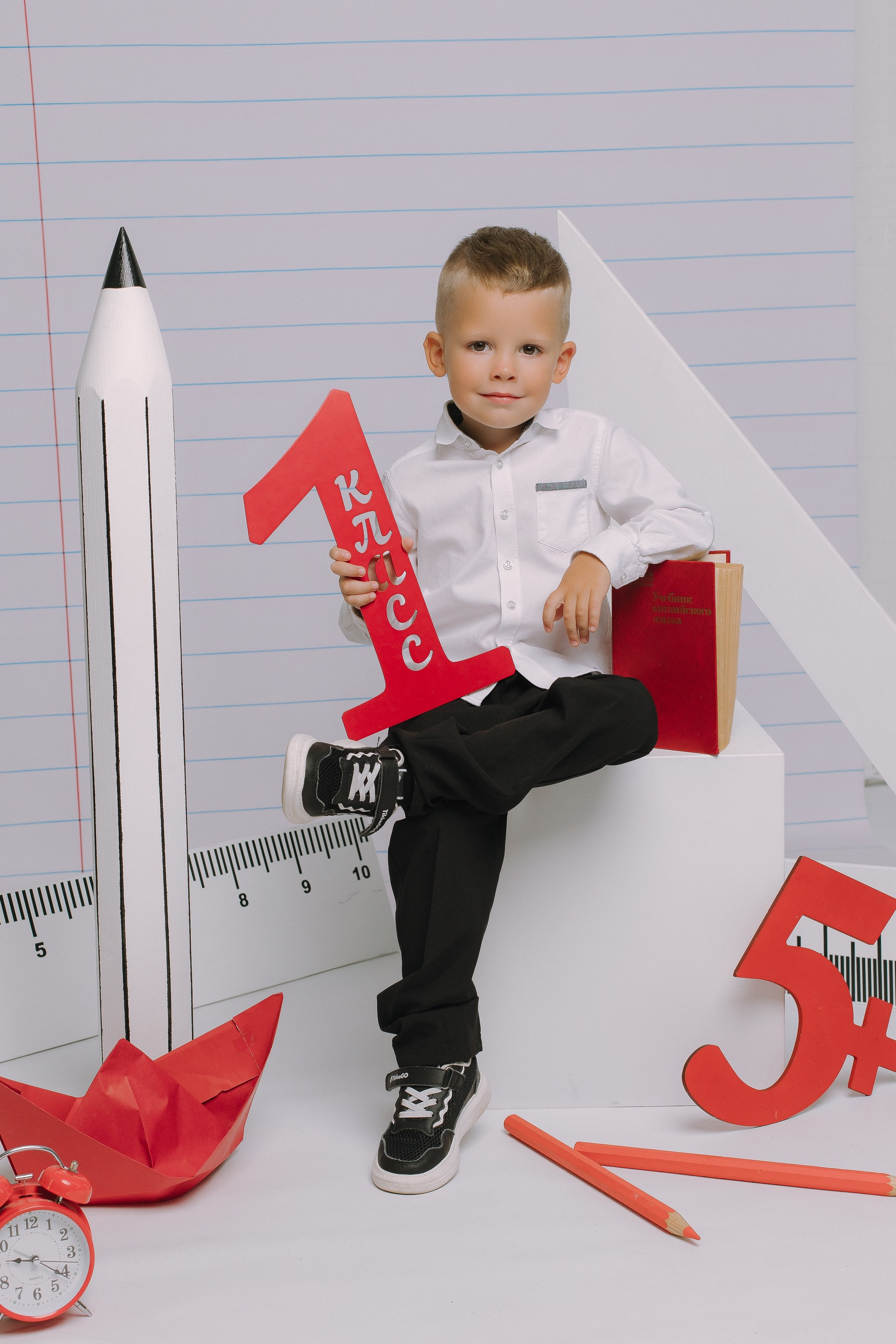 Студия- Портреты начальная школа (С реквизитом). Выпускные альбомы Натальи Бутко: Новороссийск, Анапа, Геленджик