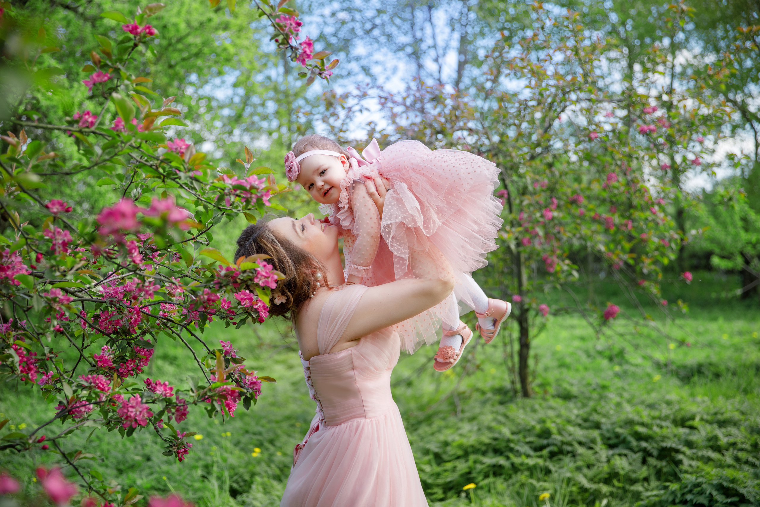 Семейная фотосессия в цветущих розовых яблонях в Москве