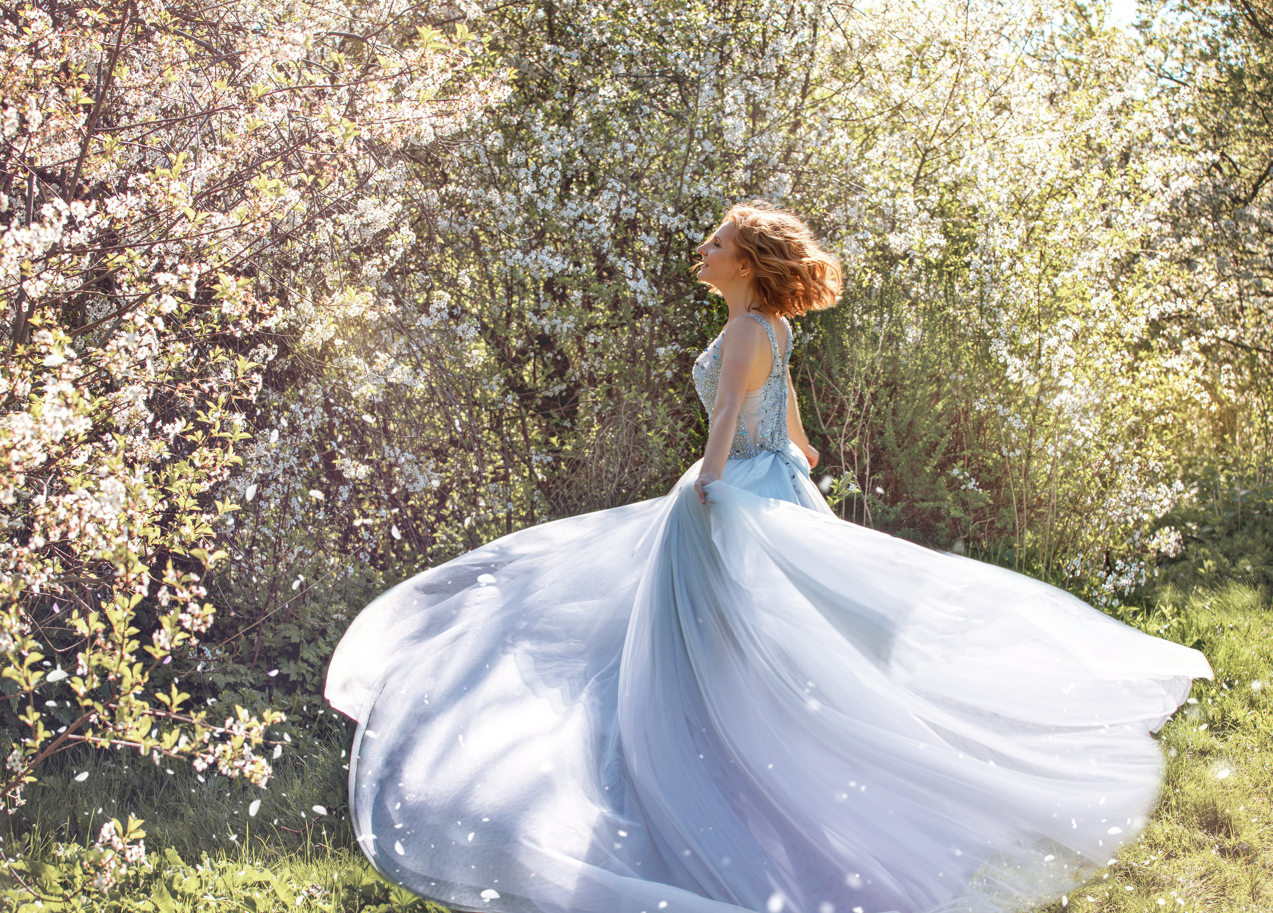 Фотосессия девушки в парке в цветущей вишне