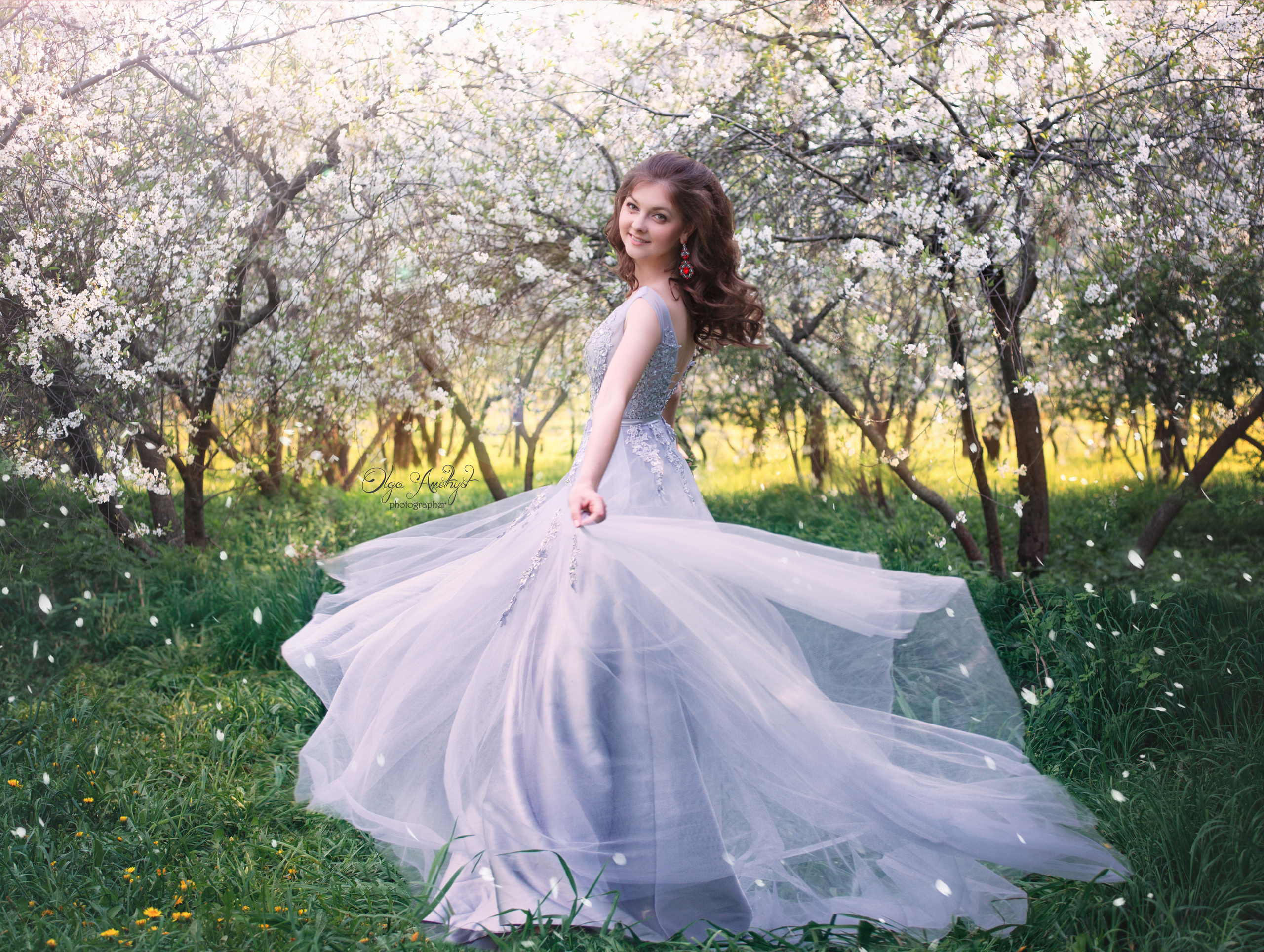 Девушка танцует в платье на фоне цветущих вишень. Фотосессия в цветущих вишнях