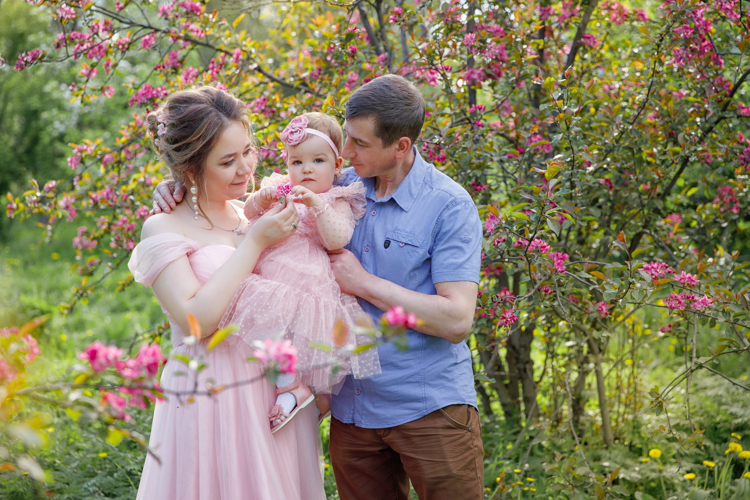 Семейная фотосъемка в цветущих яблонях в Москве