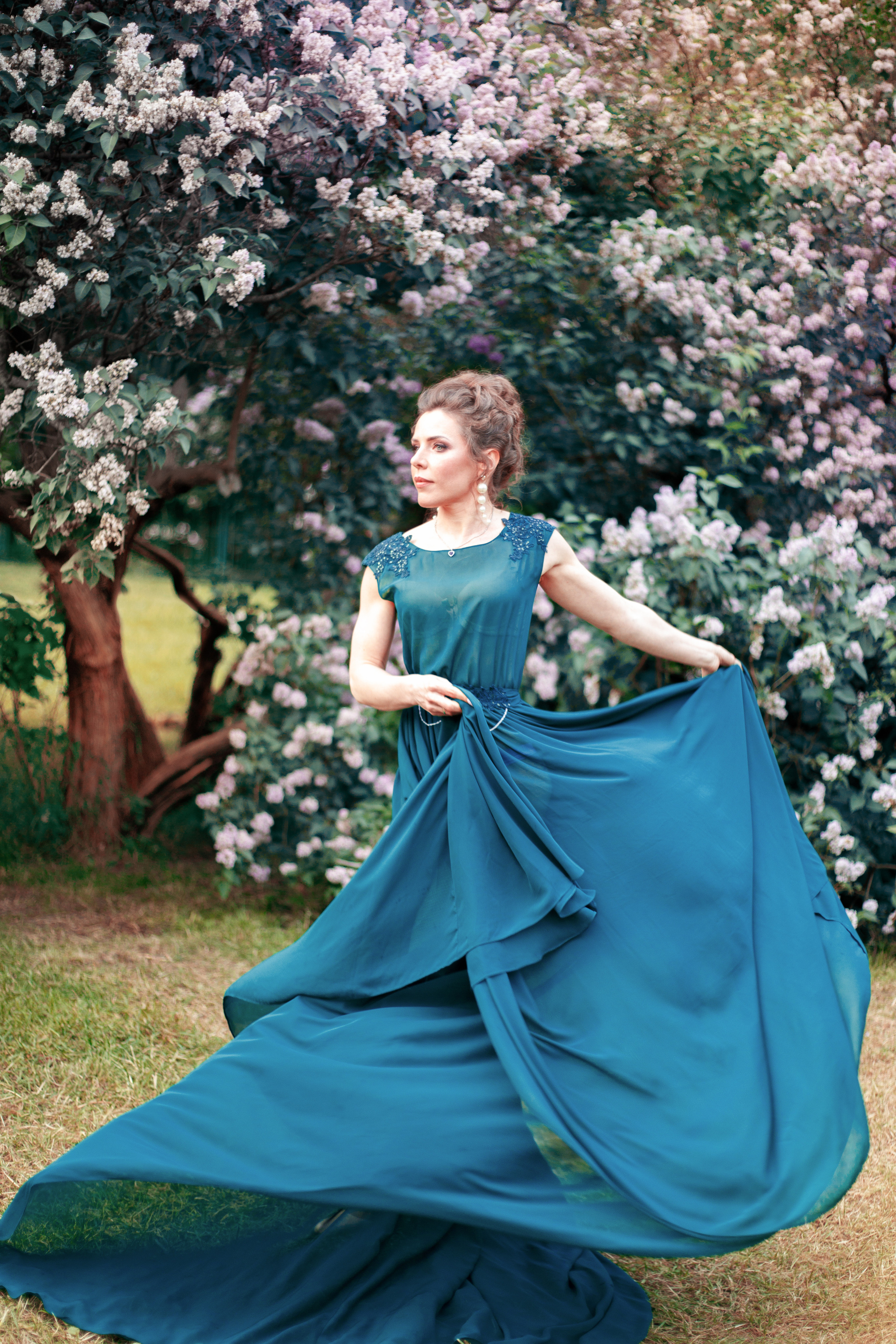 Фотосессия в цветущей сирени