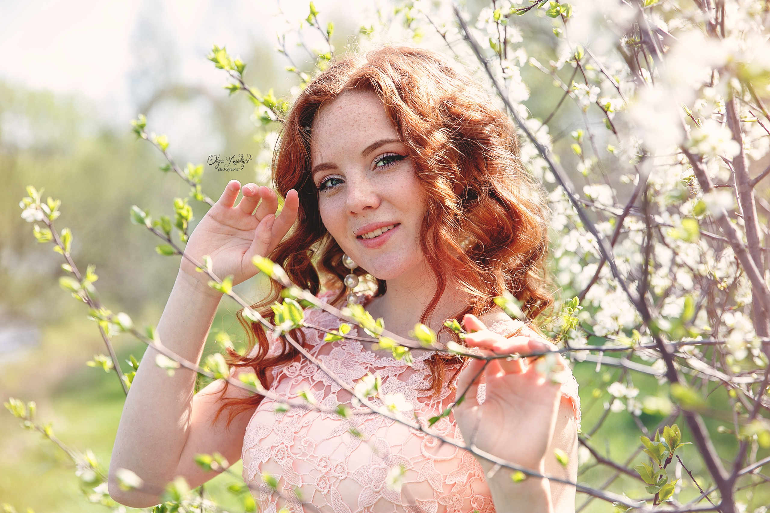 девушка в цветущих яблонях фото
