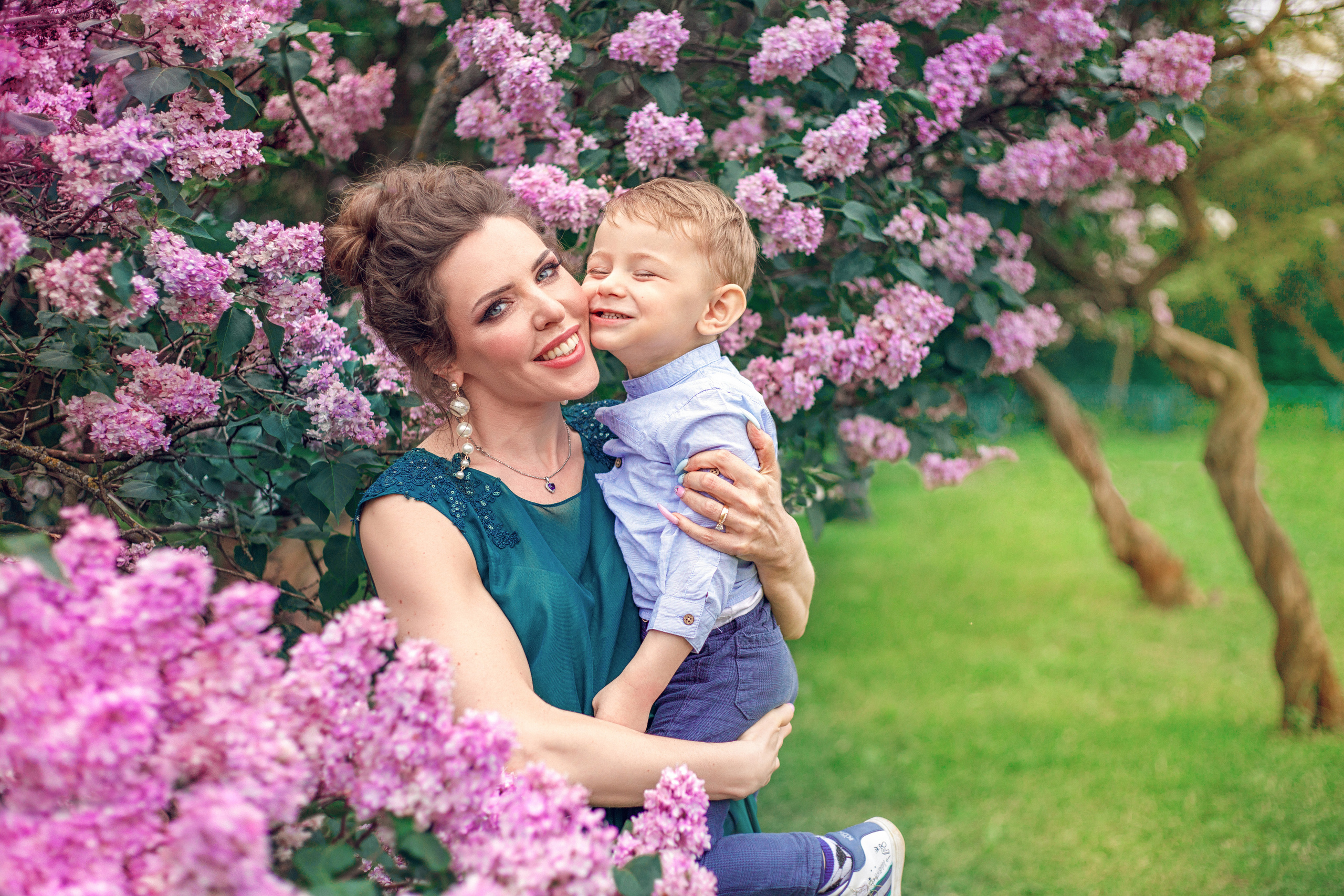 Фотосессия с ребенком в цветущей сирени Москва