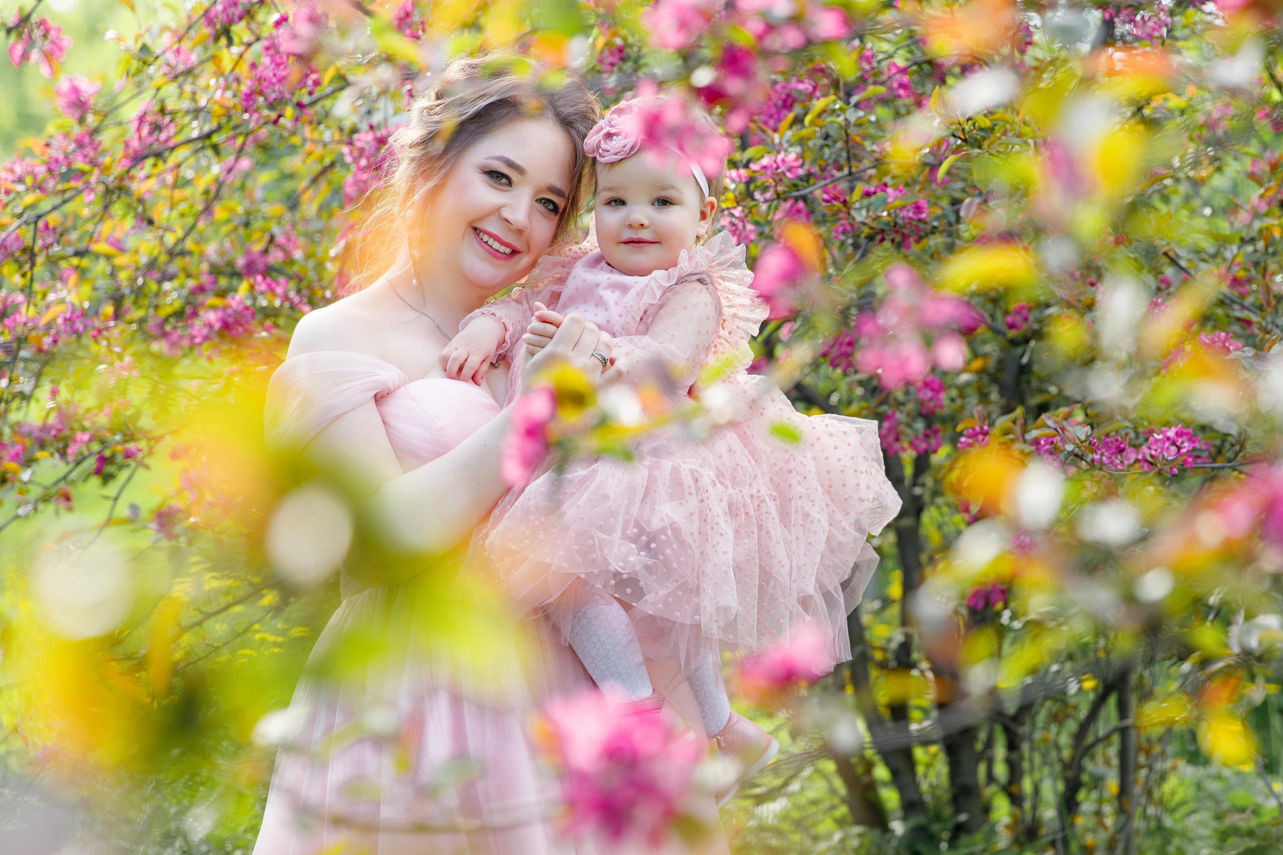 Семейная фотосъемка в цветущих яблонях