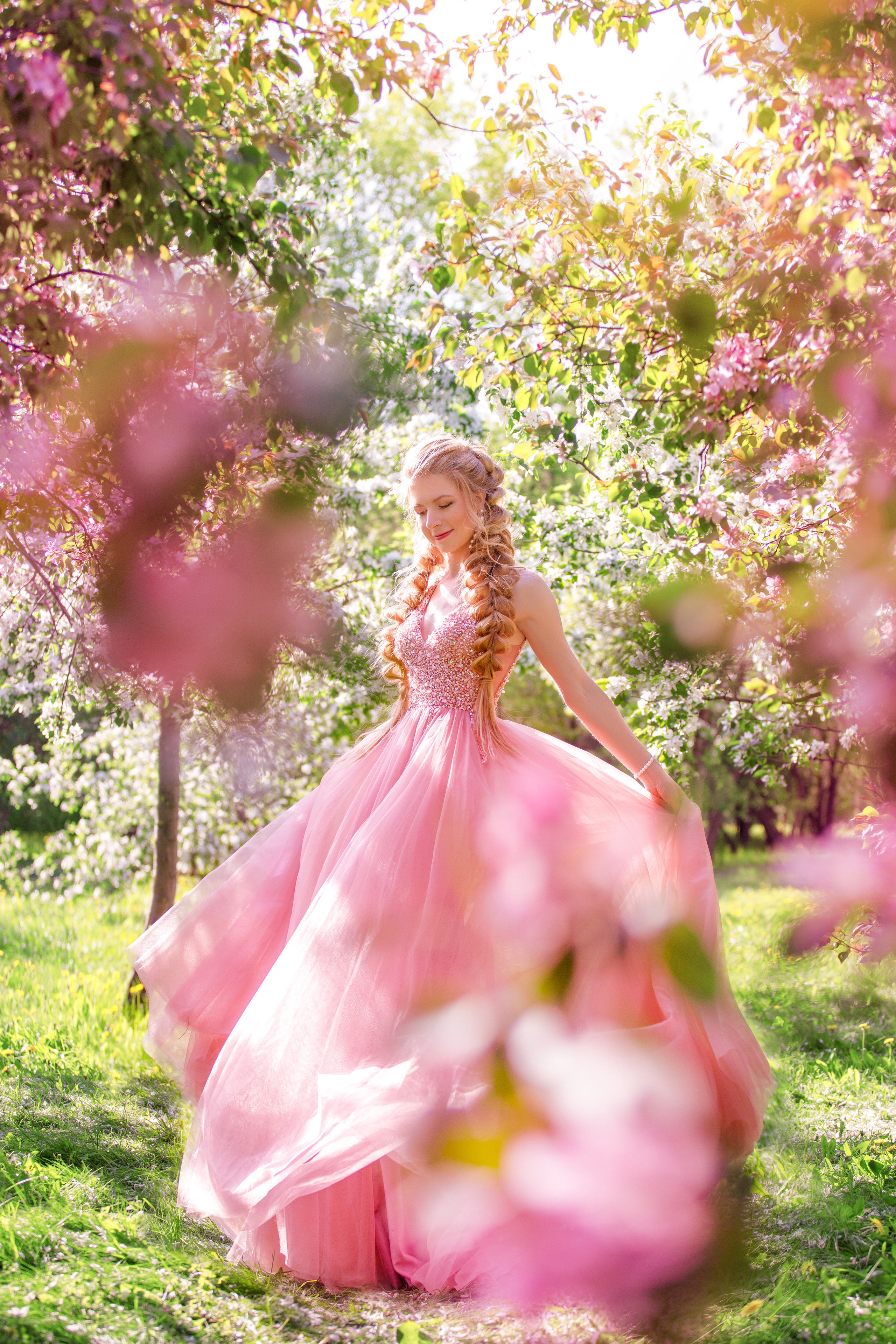 Фотосессия в цветущих розовых яблонях для женщин