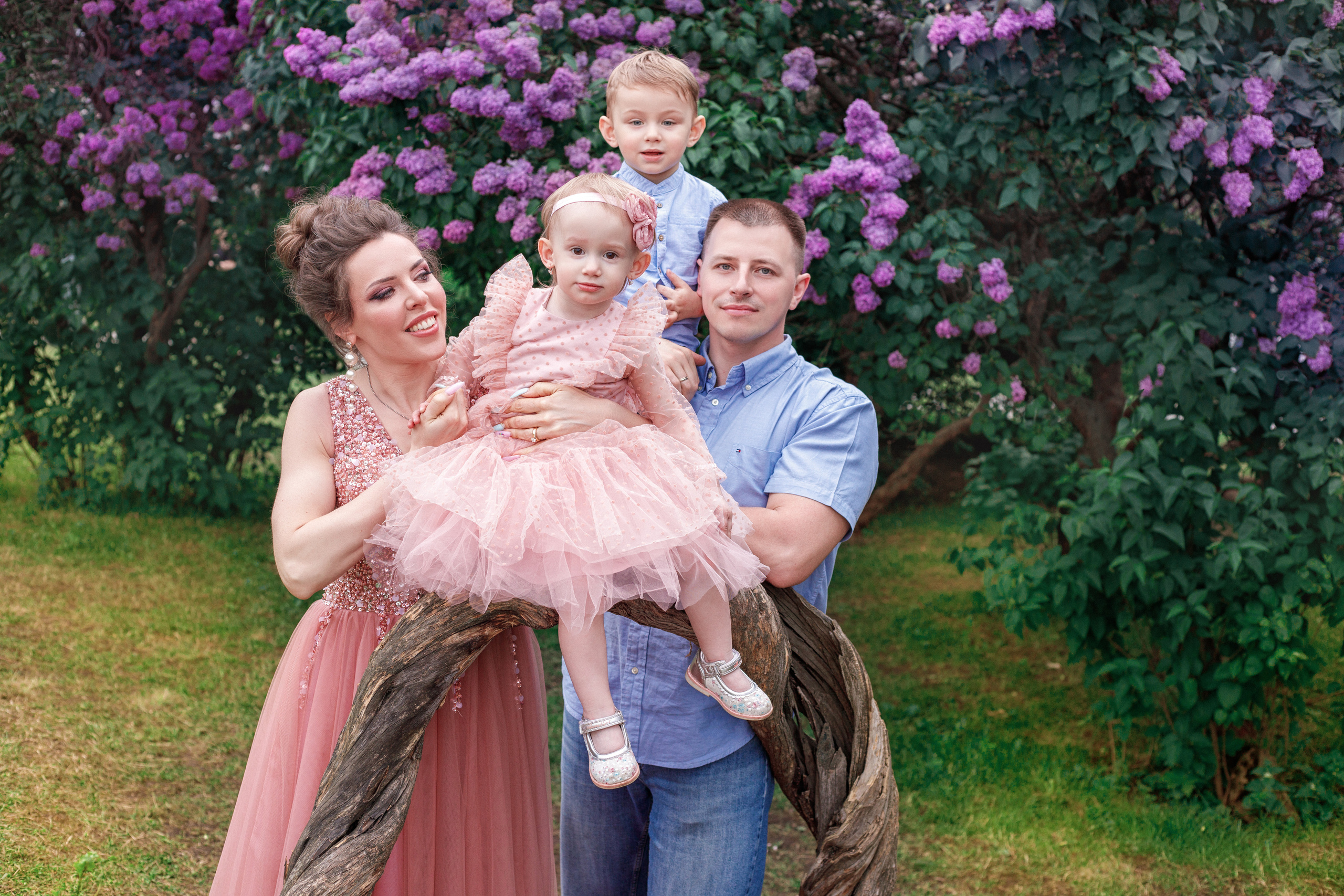 Семейная фотосессия в цветущем сиреневом парке