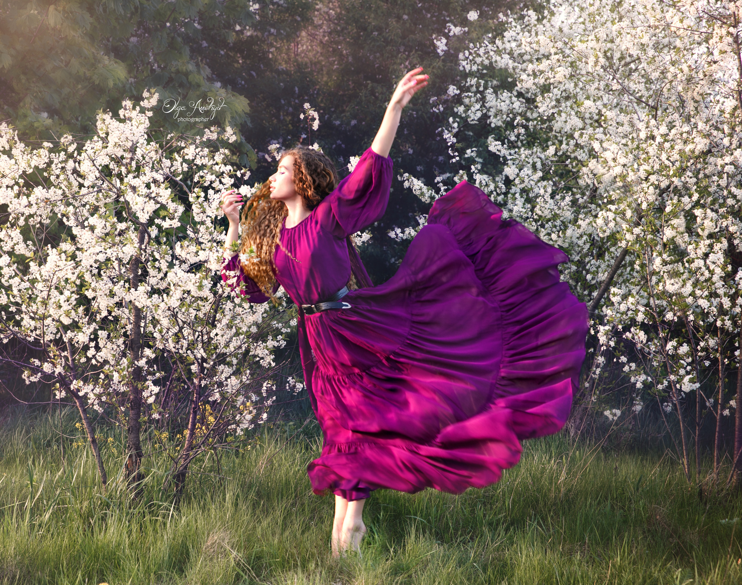 Фотосессия девушки в цветущих вишнях