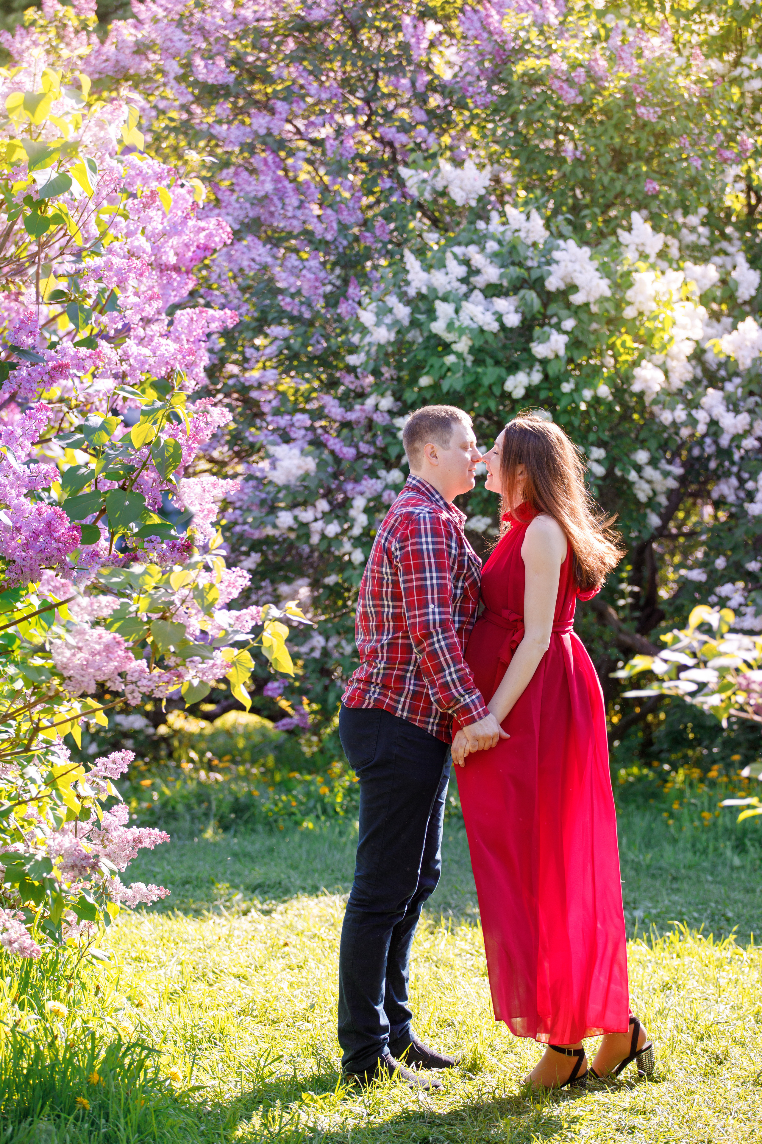 Фотосессия беременности с мужем в цветущем парке