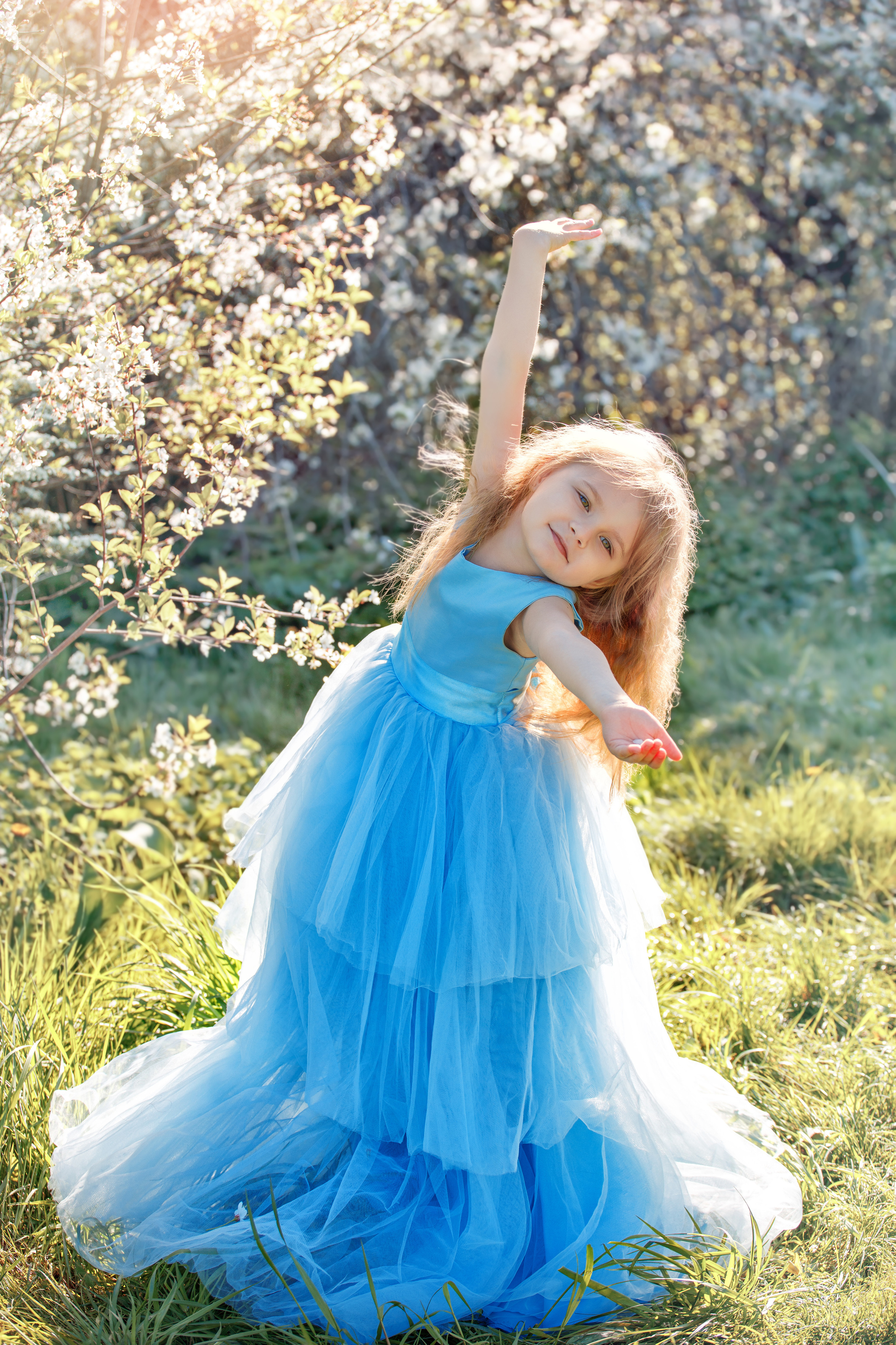 Детская семейная съемка в парке в цветущих деревьях