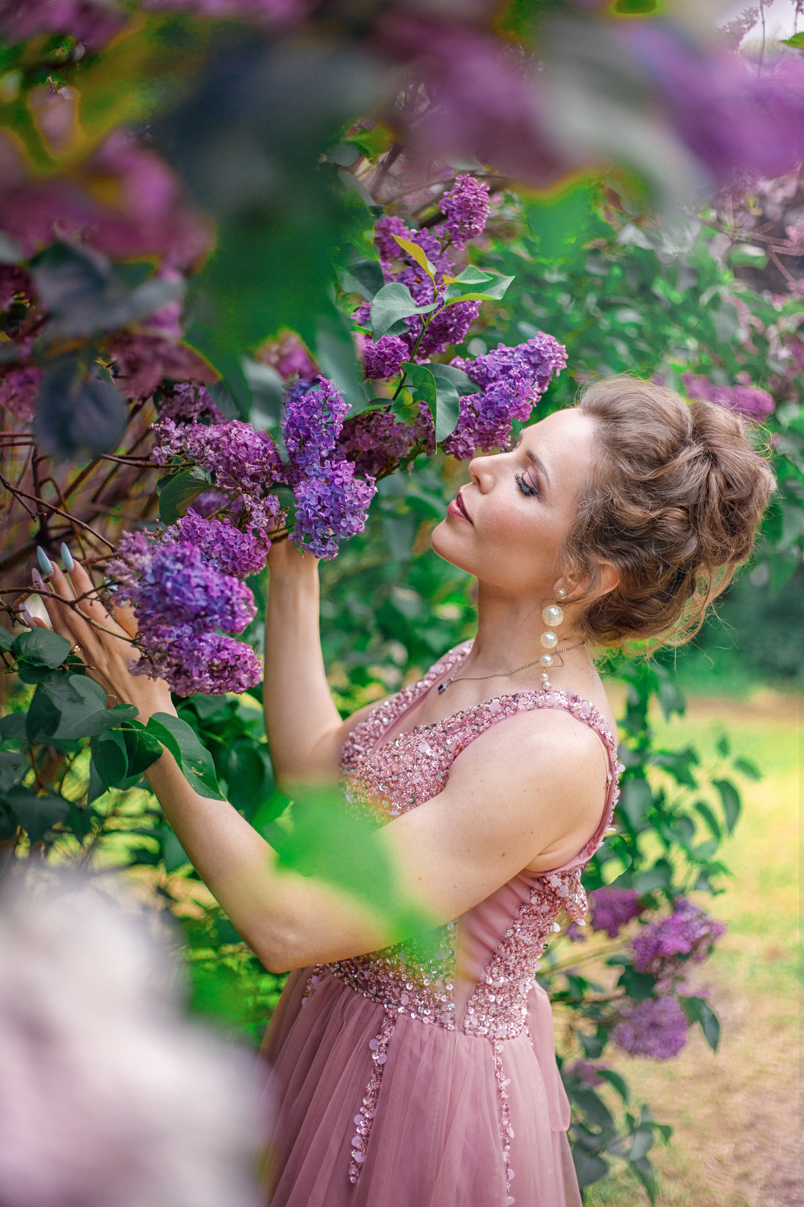 Женская фотосессия на природе в цветущих деревьях