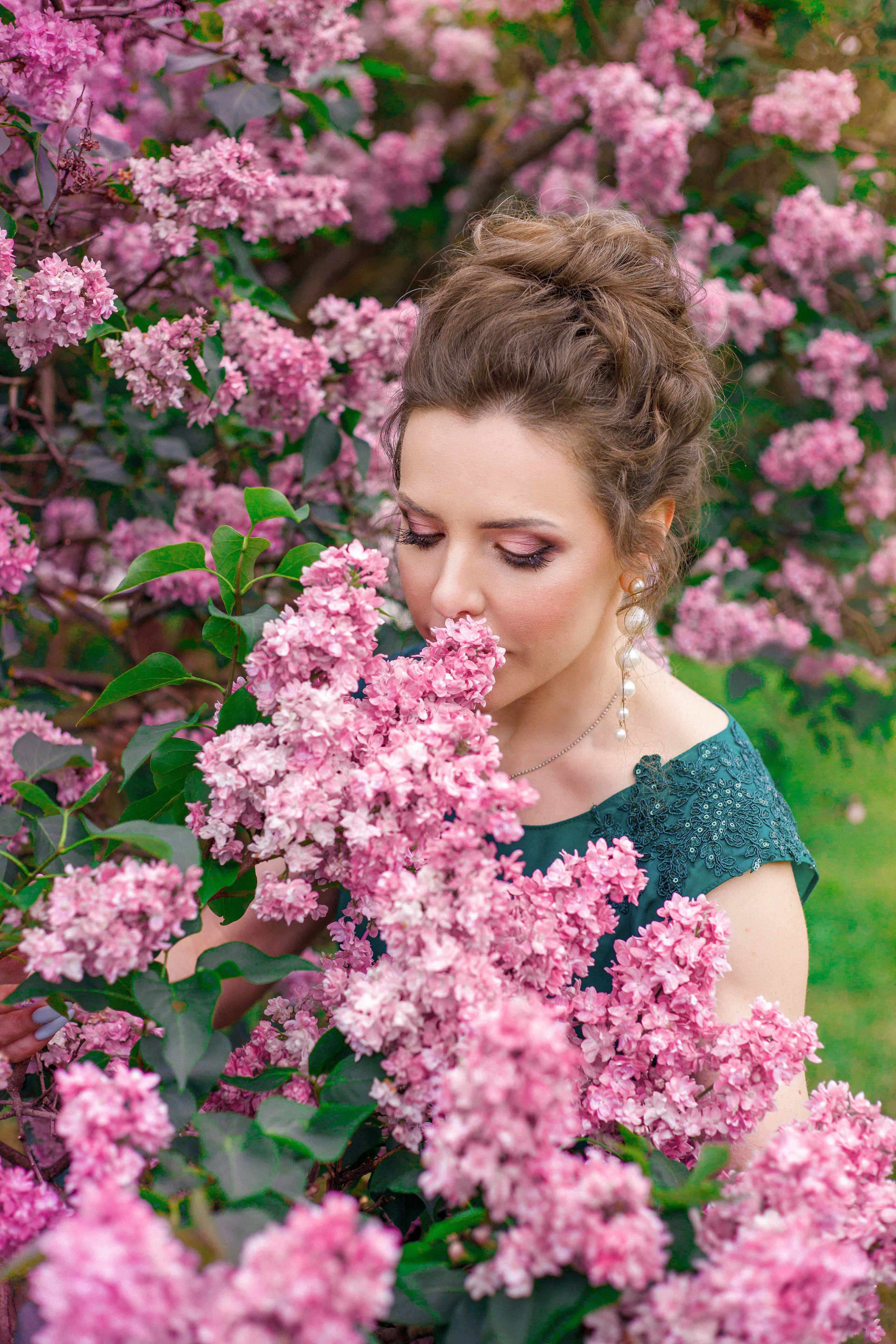 Фотосессия в платье в цветущих парах Москвы