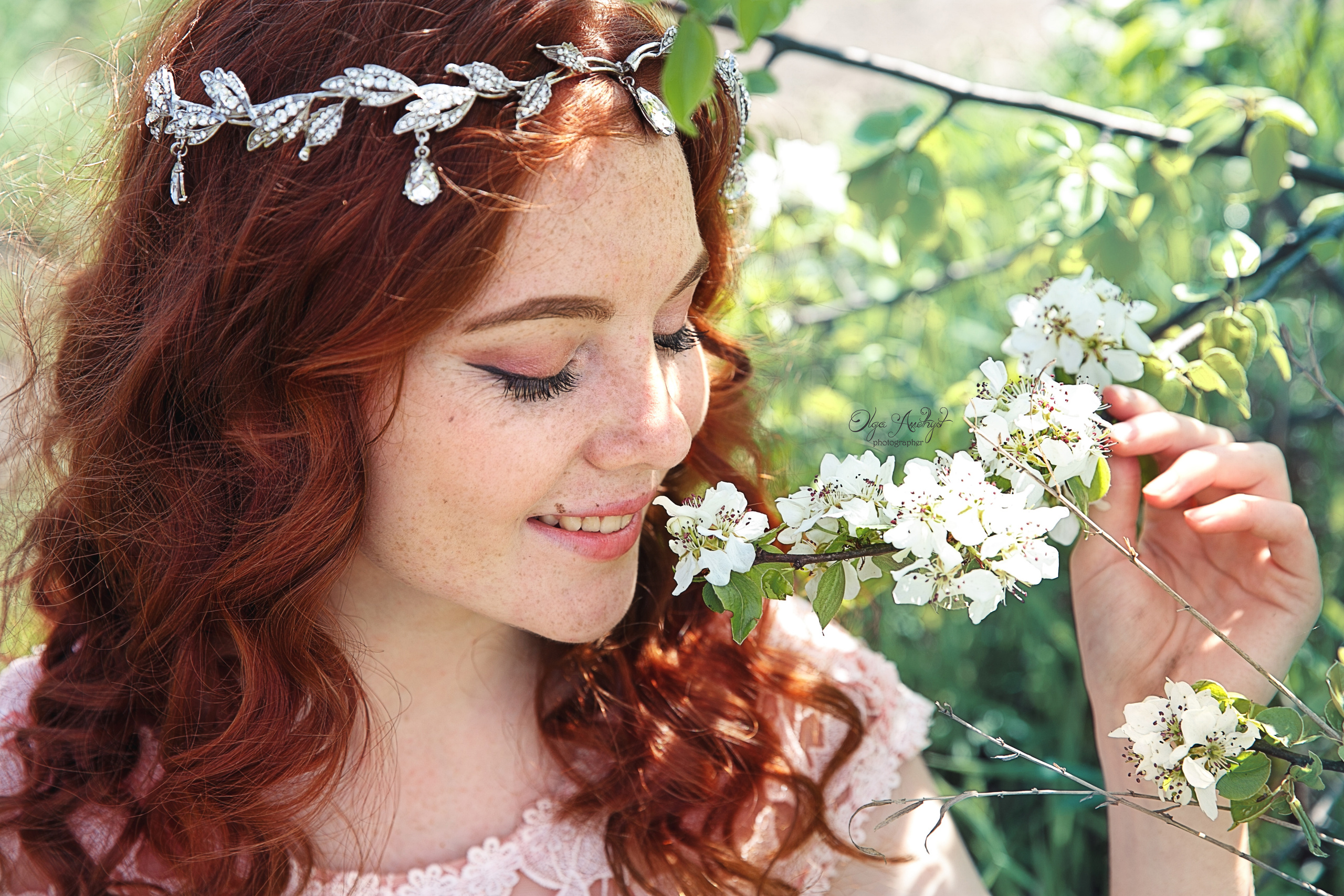 Фотосессия в цветущей яблоне в Москве