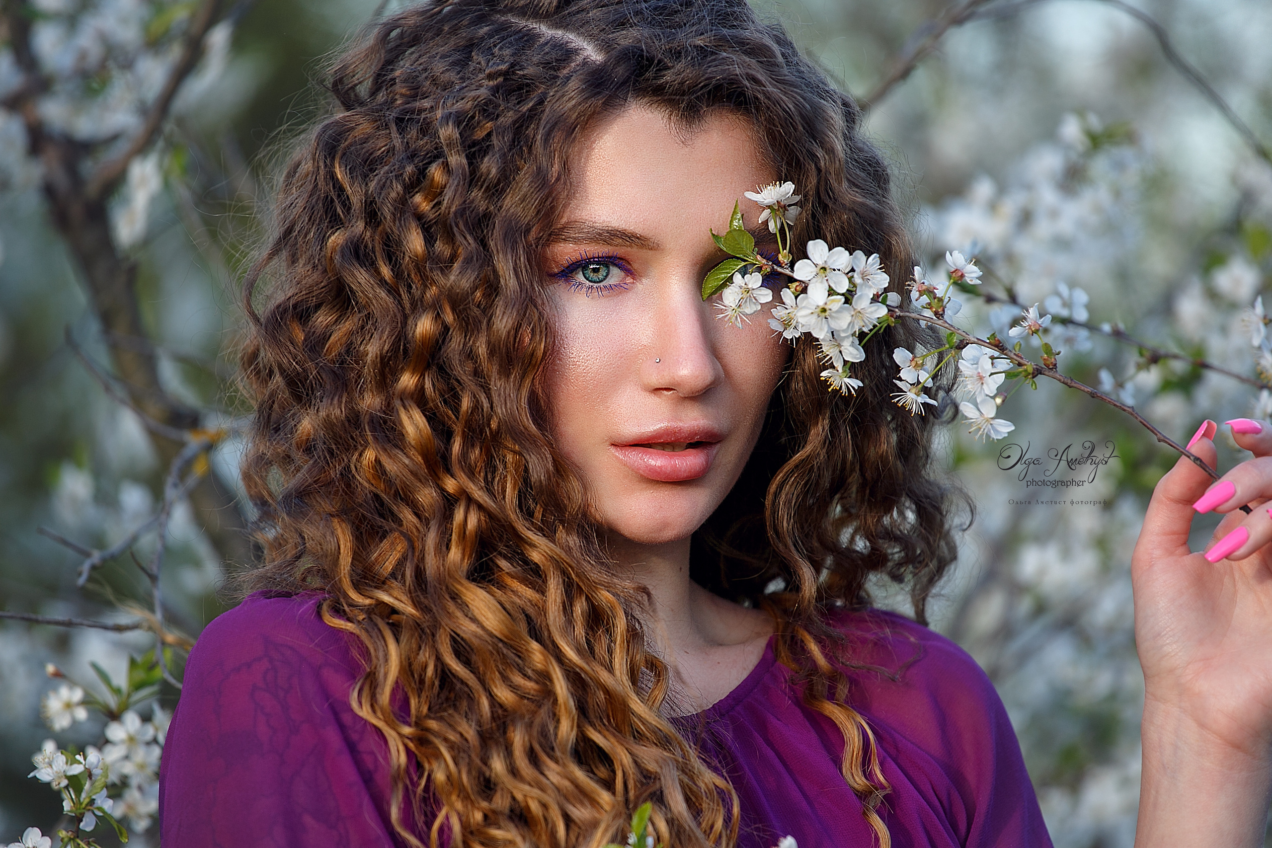 Потрет девушки в фиолетовом платье в цветущей вишне