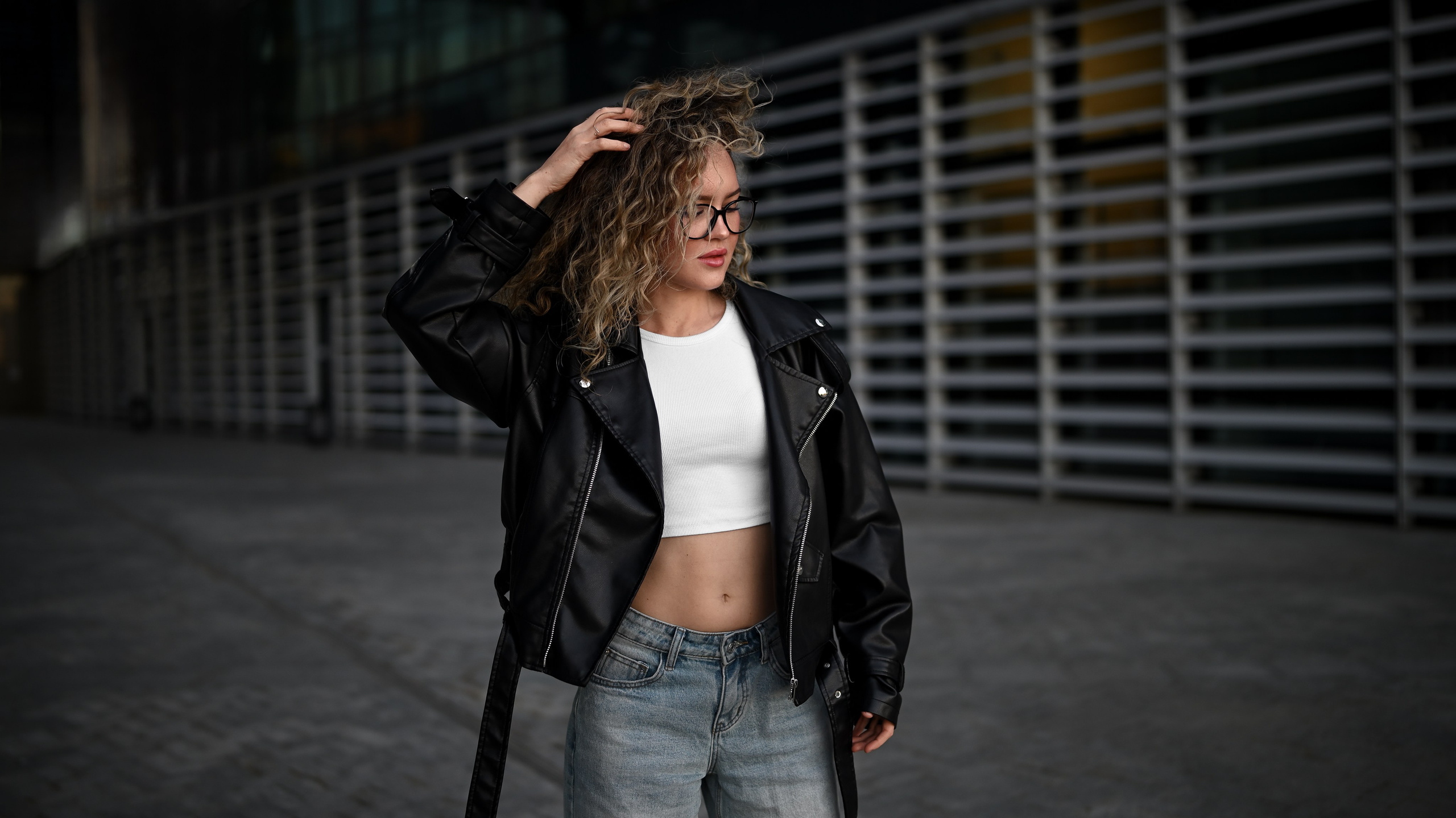 Уличная фотосессия для девушки в центре Казани в стильном образе с джинсами и кожаной курткой
