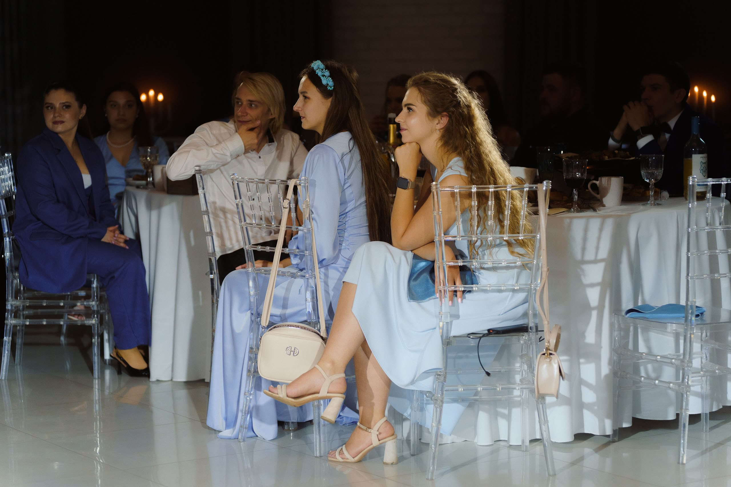 Подружки невесты готовятся к бросанию букета