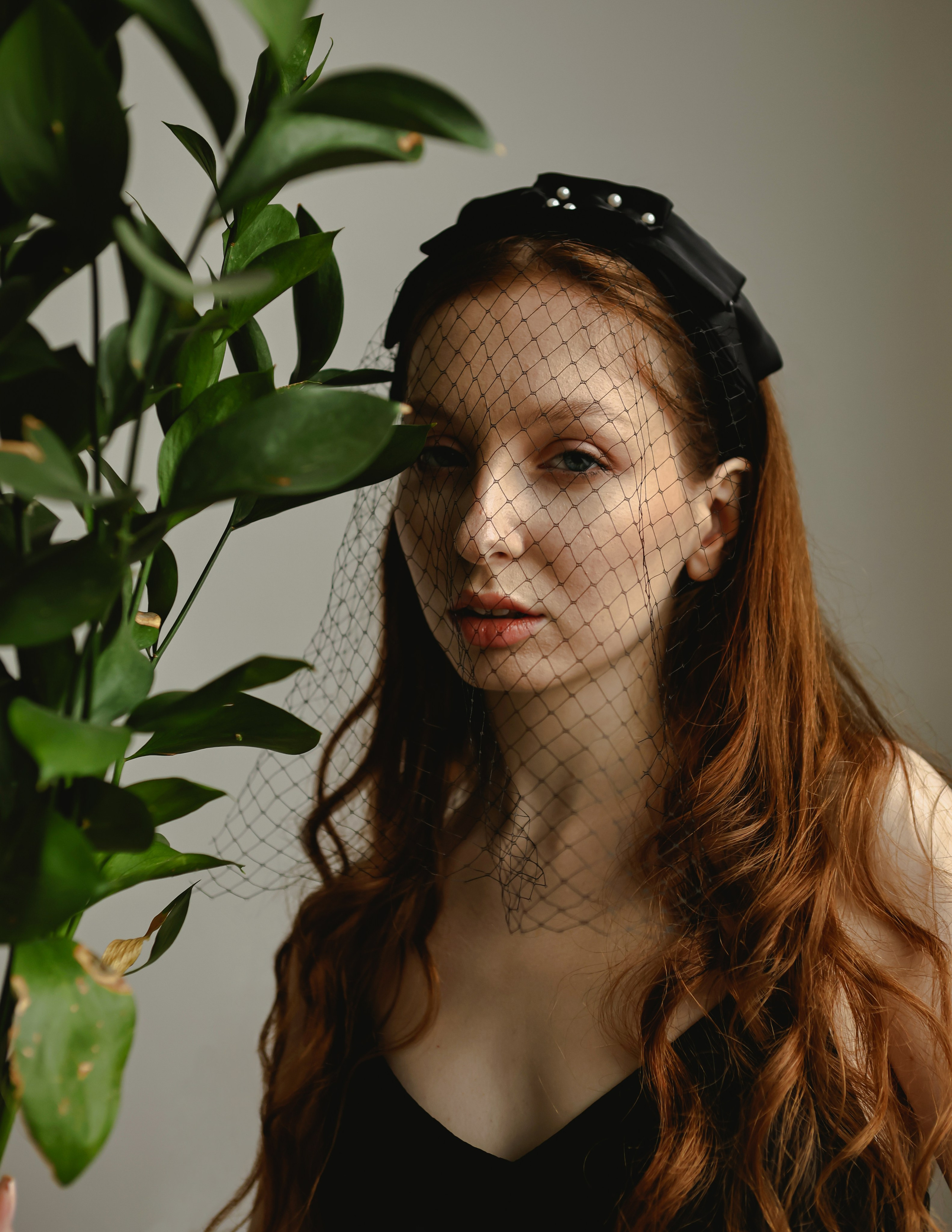 рыжеволосая в черном ободке девушка журнальное фото vouge