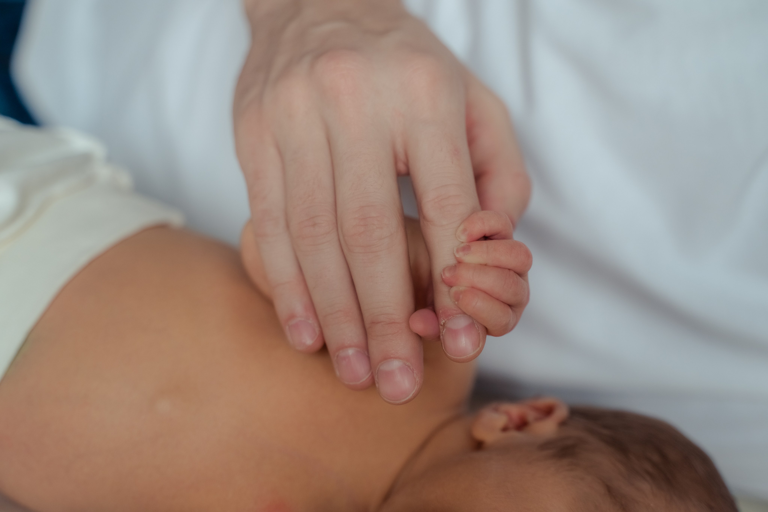 Фотосъемка новорожденного в минималистичном стиле